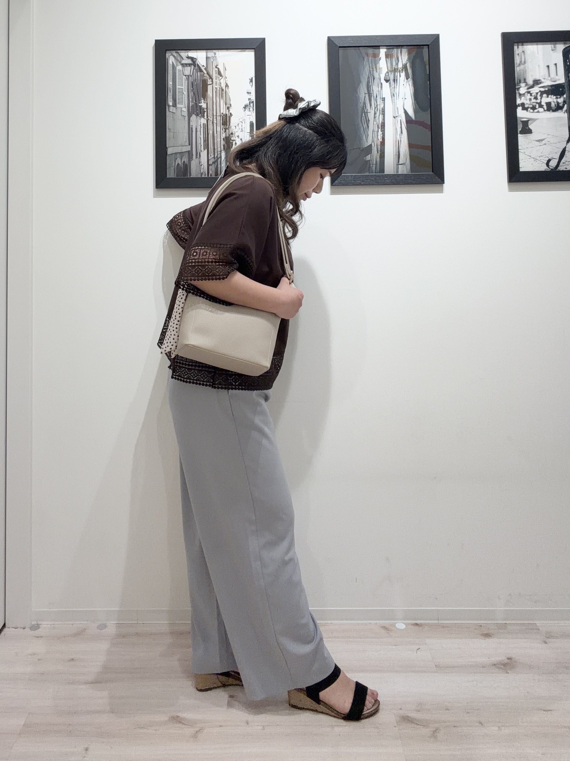 まちゃんなちゃんさんの「SHOO･LA･RUE｜【洗濯機可/体型カバー/S-LL】レース使いがポイント デザインTシャツ」を使ったコーディネート