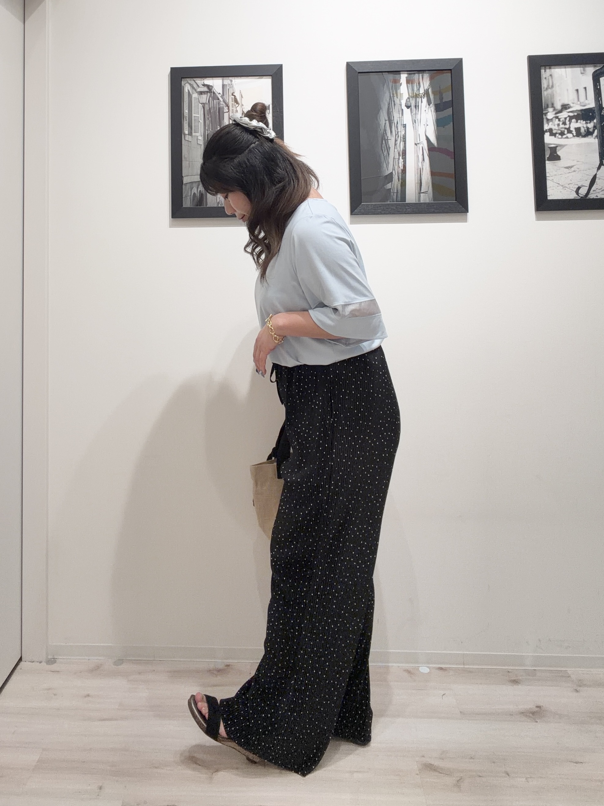 まちゃんなちゃんさんの「SHOO･LA･RUE｜【洗濯機後しわになりにくい/S-LL】お袖のシアーで抜け感プラス 二の腕隠せるフレアスリーブトップス」を使ったコーディネート