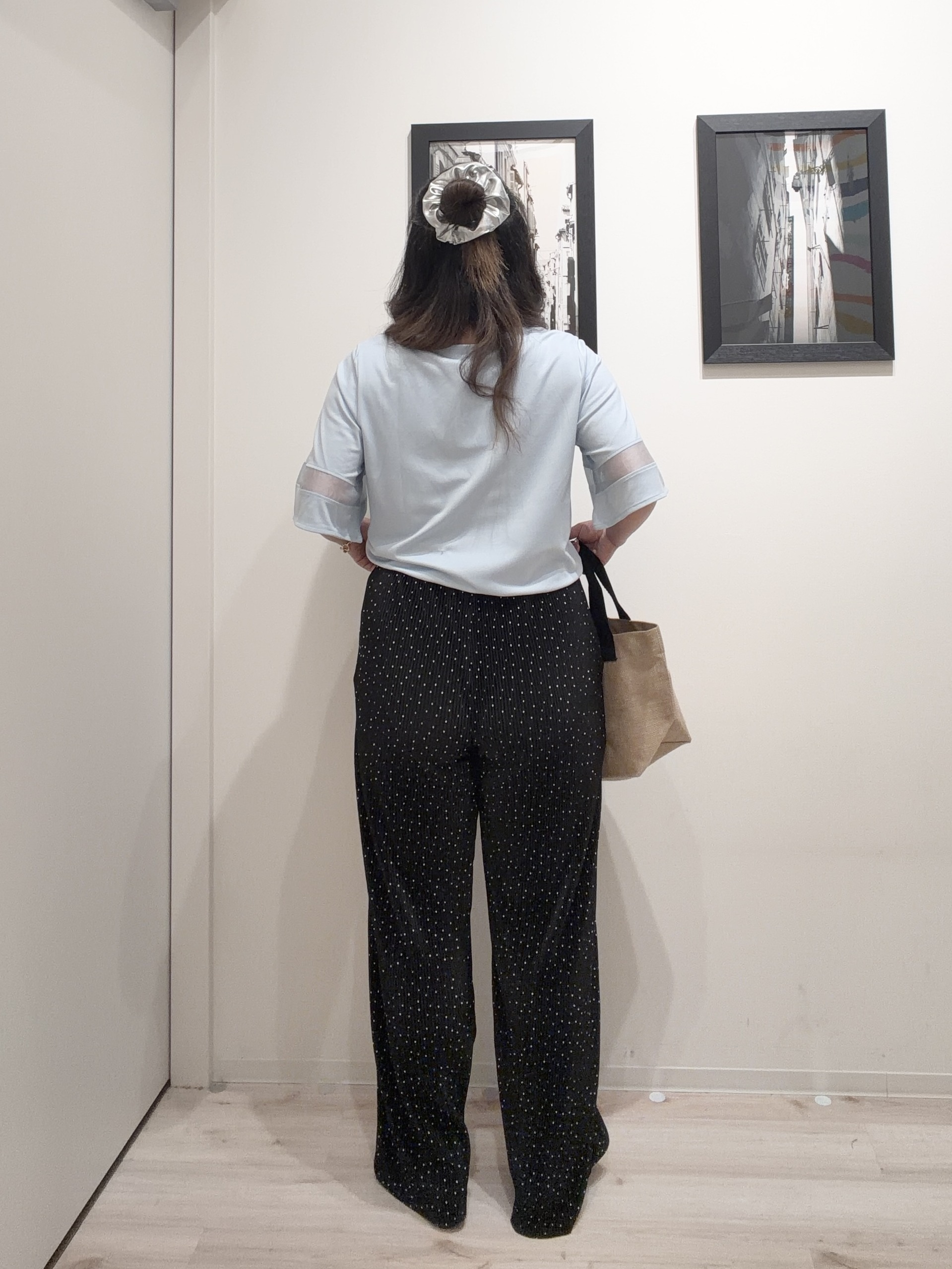 まちゃんなちゃんさんの「SHOO･LA･RUE｜【洗濯機後しわになりにくい/S-LL】お袖のシアーで抜け感プラス 二の腕隠せるフレアスリーブトップス」を使ったコーディネート