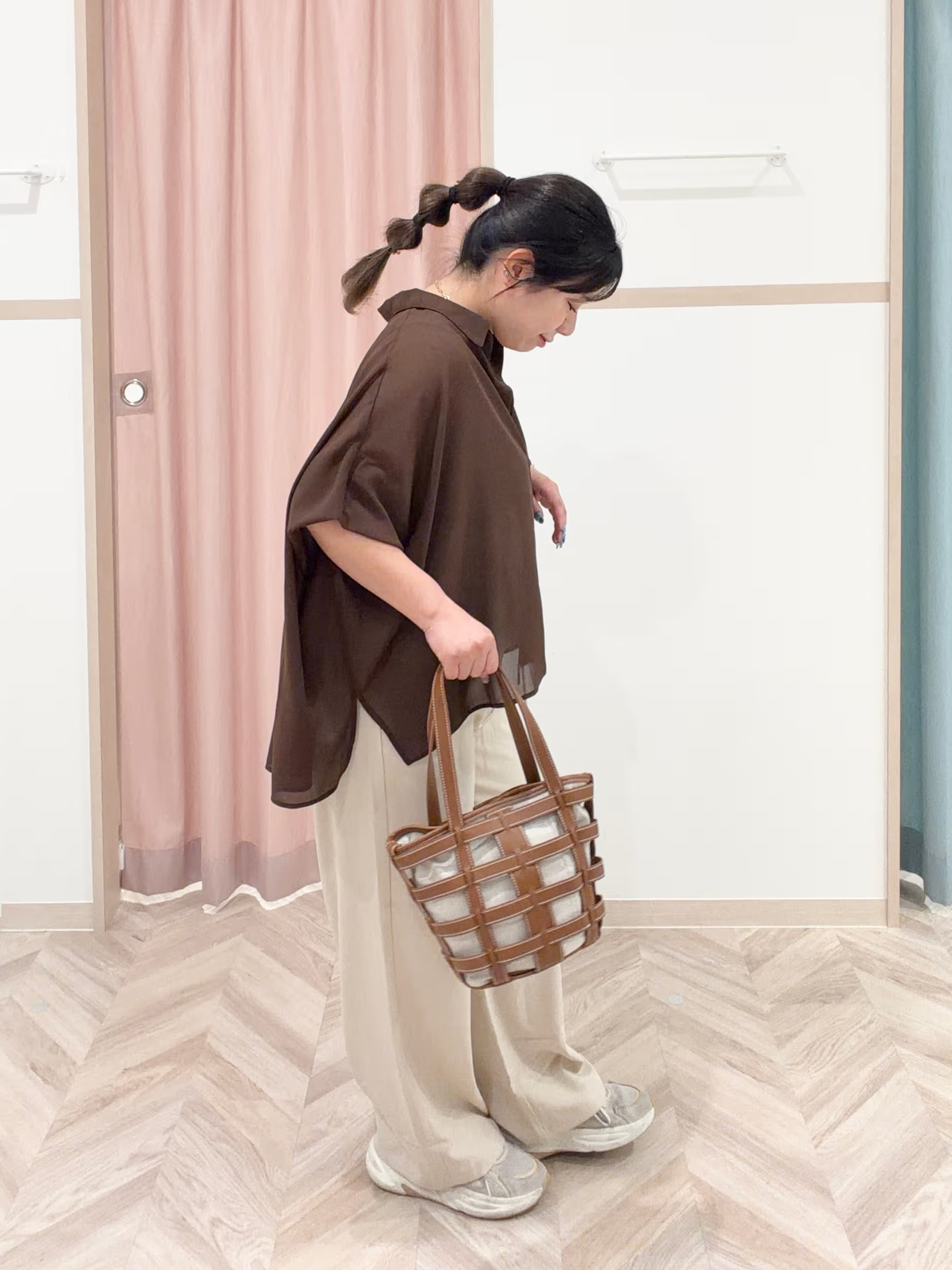まちゃんなちゃんさんの「SHOO･LA･RUE｜【洗濯機可】スクエアネックが小顔効果に　きらきらラメタンクトップ」を使ったコーディネート