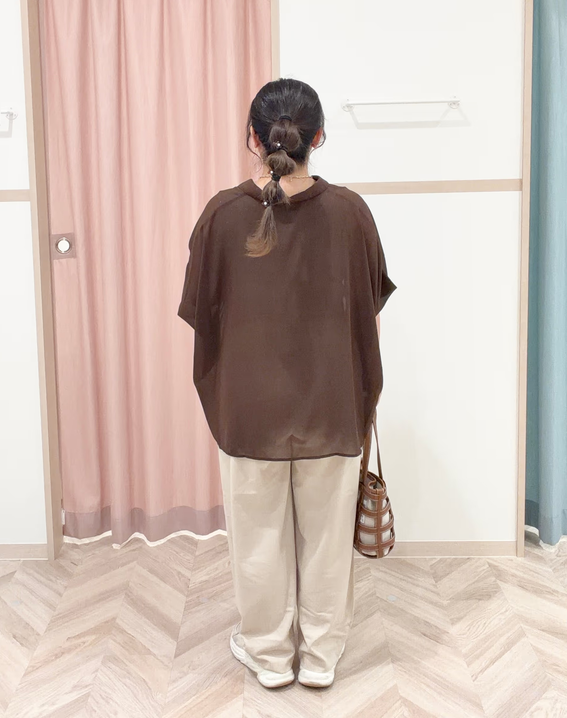 まちゃんなちゃんさんの「SHOO･LA･RUE｜【洗濯機可】スクエアネックが小顔効果に　きらきらラメタンクトップ」を使ったコーディネート