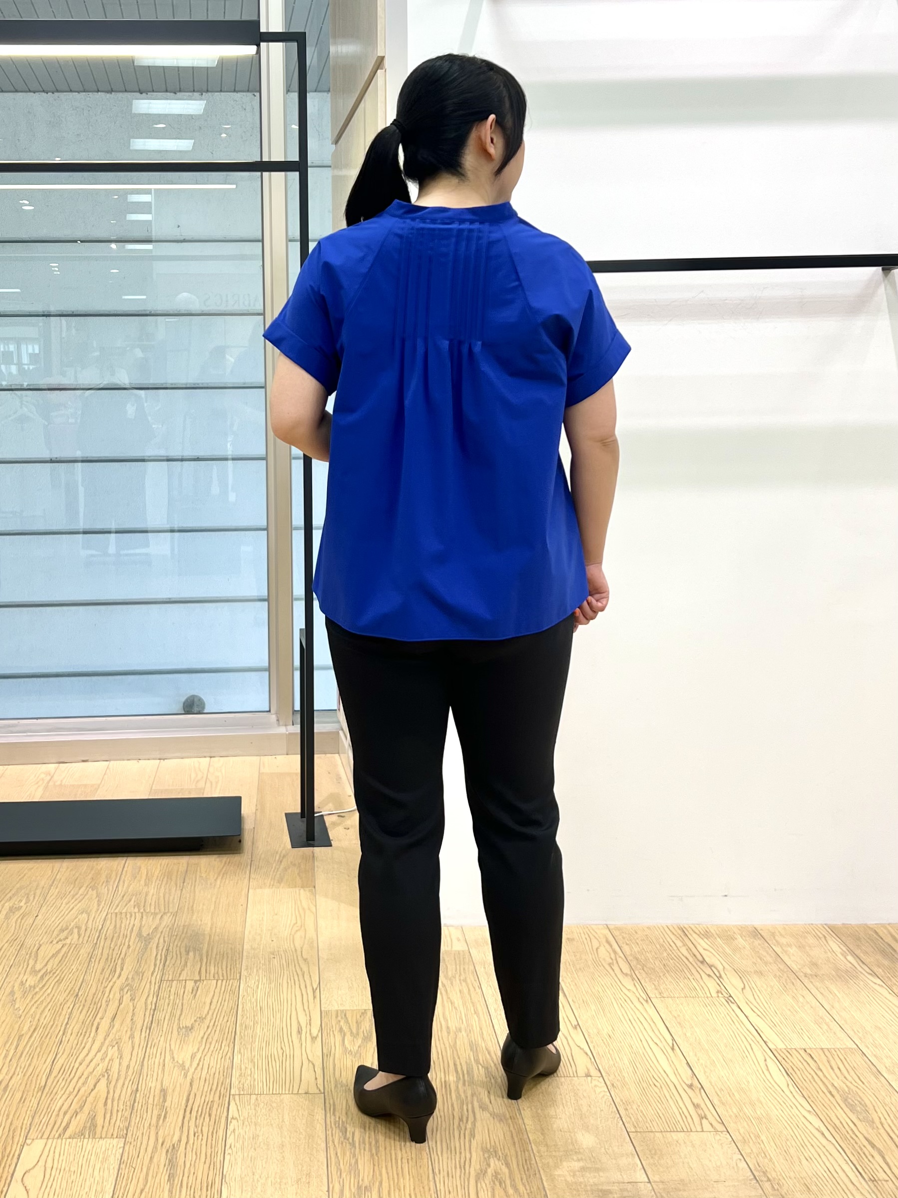 shimaさんの「INDIVI｜【撥水／UVケア／SETUP可能】軽量タックスキッパーブラウス」を使ったコーディネート