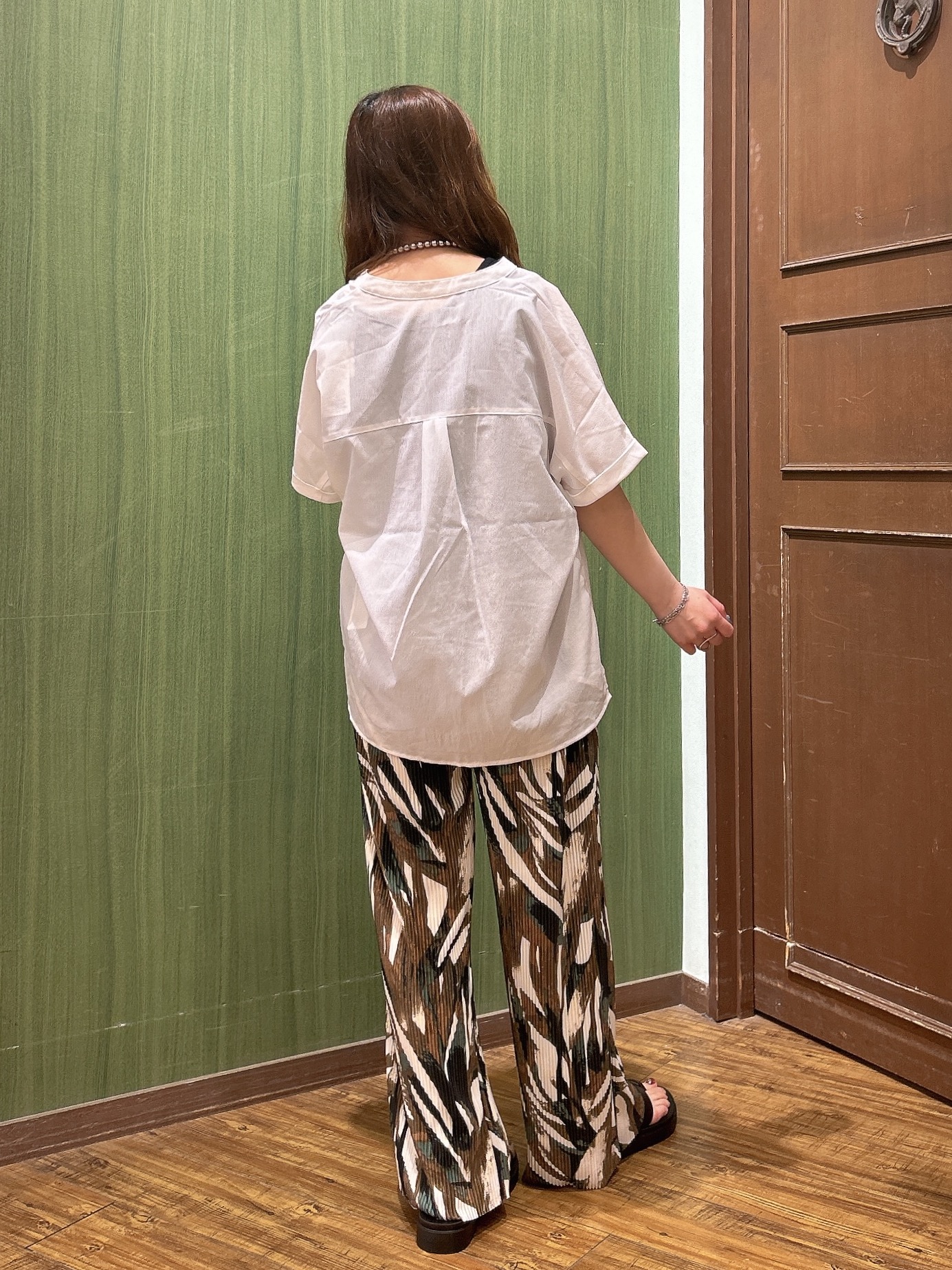 かおりさんの「SHOO･LA･RUE｜【通気性〇/UV/S-LL】風が通り抜ける 半袖バンドカラーシアーシャツ」を使ったコーディネート