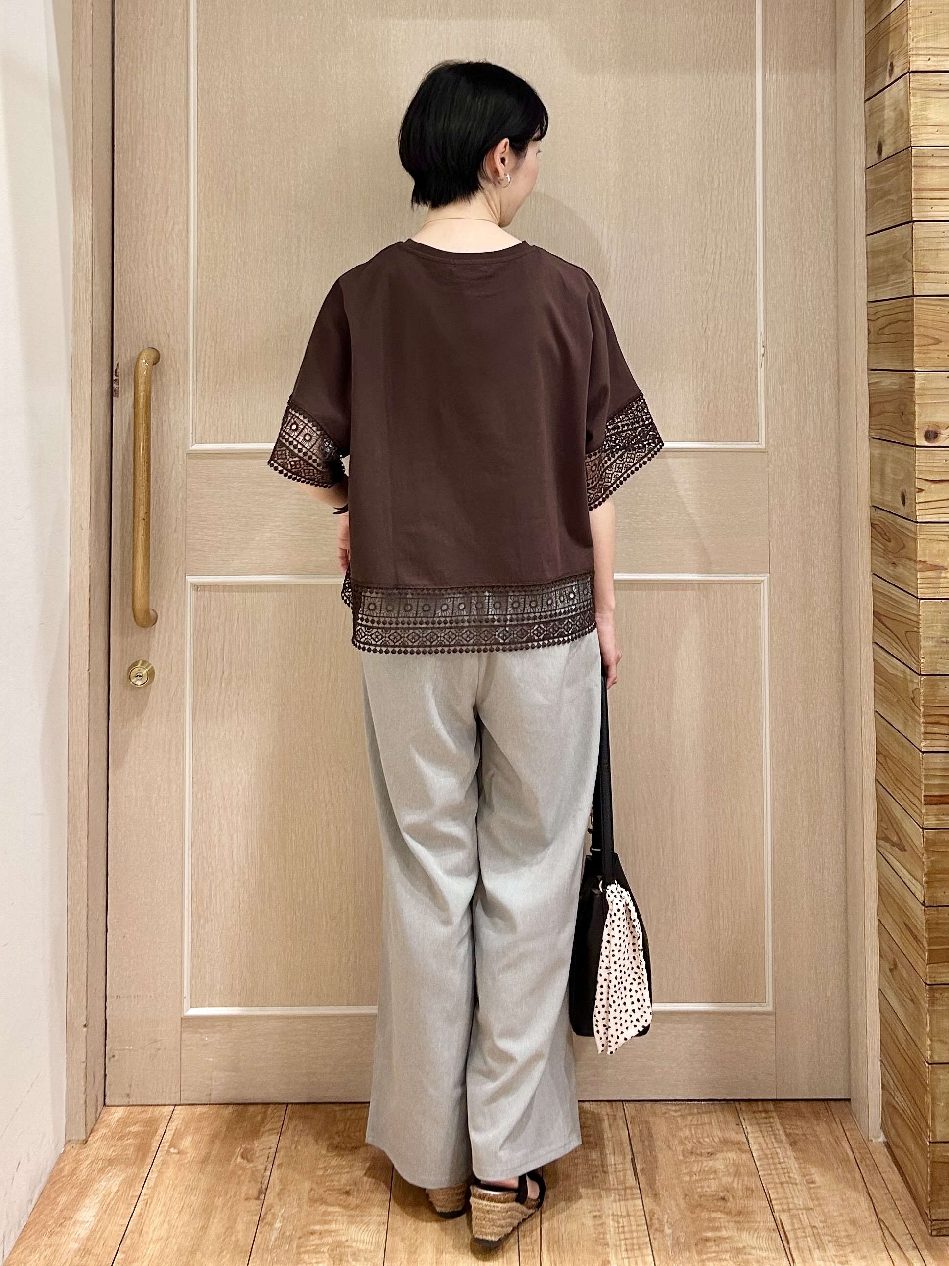 ちぐささんの「SHOO･LA･RUE｜【洗濯機可/体型カバー/S-LL】レース使いがポイント デザインTシャツ」を使ったコーディネート