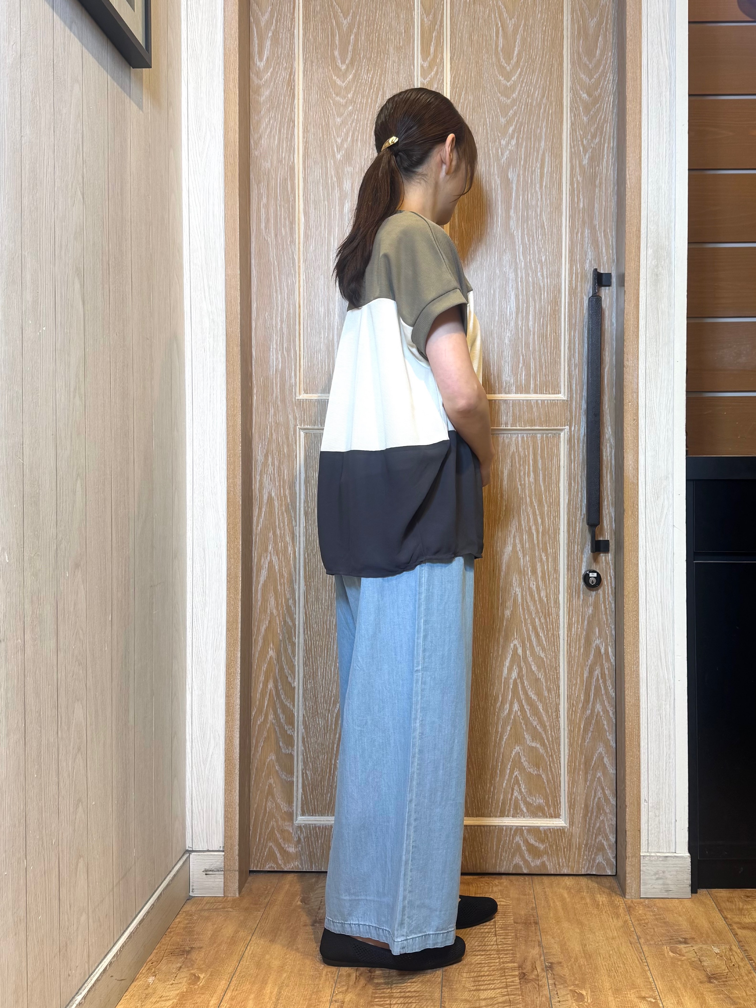 KAORIさんの「SHOO･LA･RUE｜【S-LL/洗濯機可/体型カバー】インせず着られる 異素材ブロッキング ドルマンＴシャツ」を使ったコーディネート