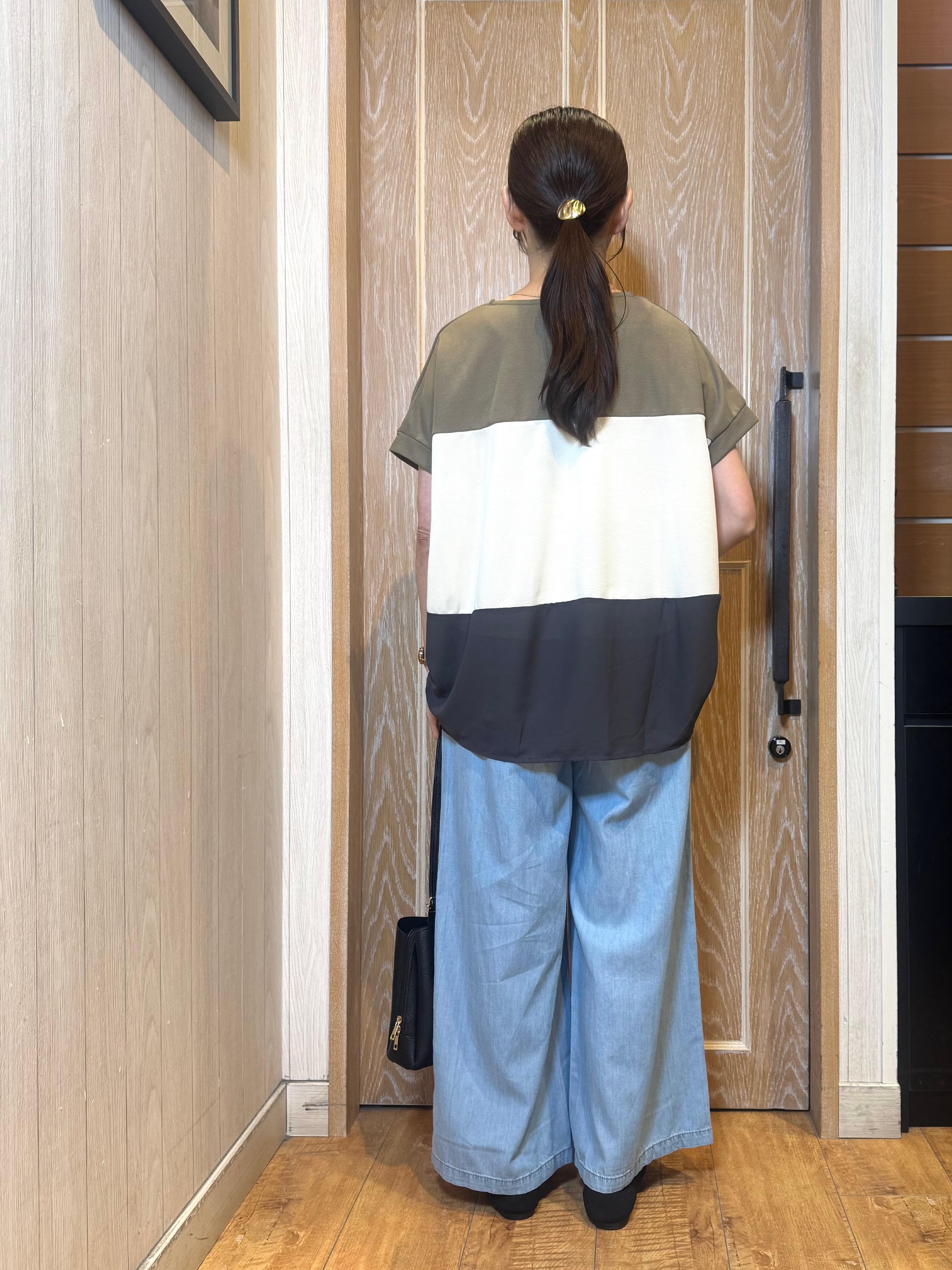 KAORIさんの「SHOO･LA･RUE｜【S-LL/洗濯機可/体型カバー】インせず着られる 異素材ブロッキング ドルマンＴシャツ」を使ったコーディネート