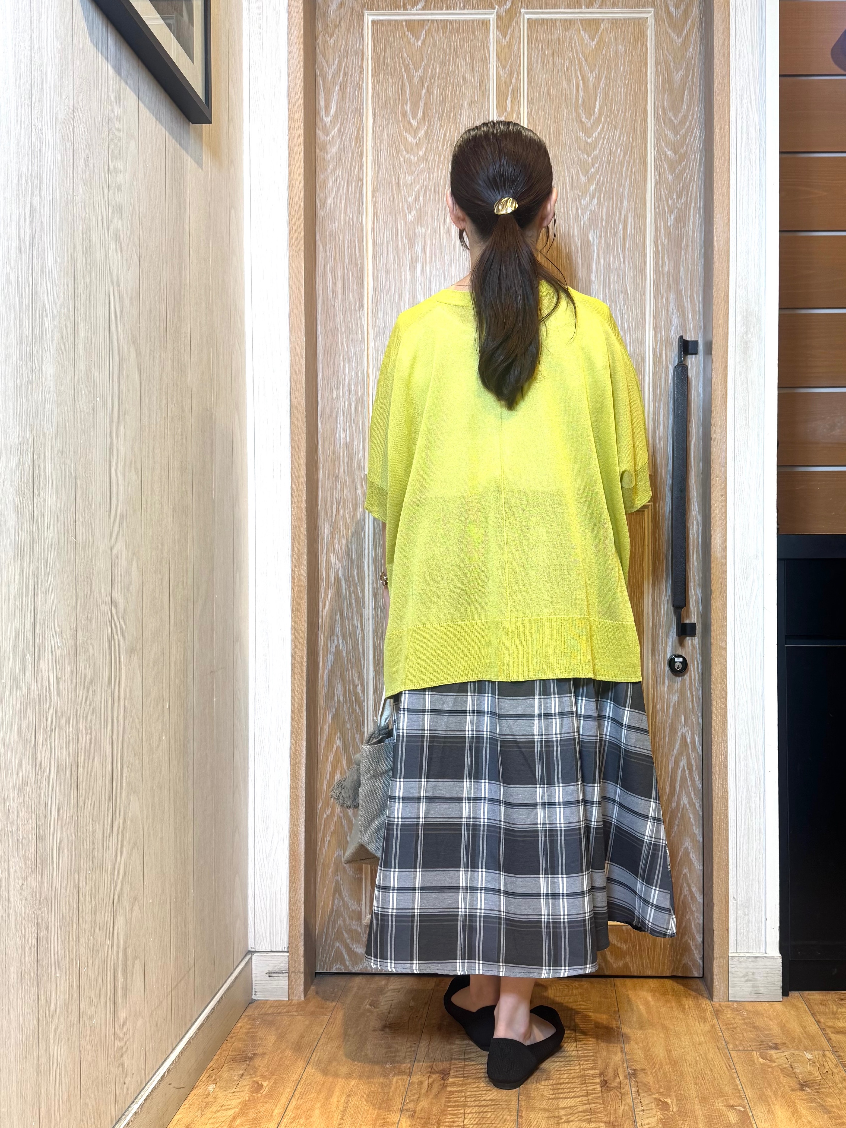 KAORIさんの「SHOO･LA･RUE｜【洗濯機可/体型カバー】上品ラメがきらめく シアーポンチョ風カーディガン」を使ったコーディネート