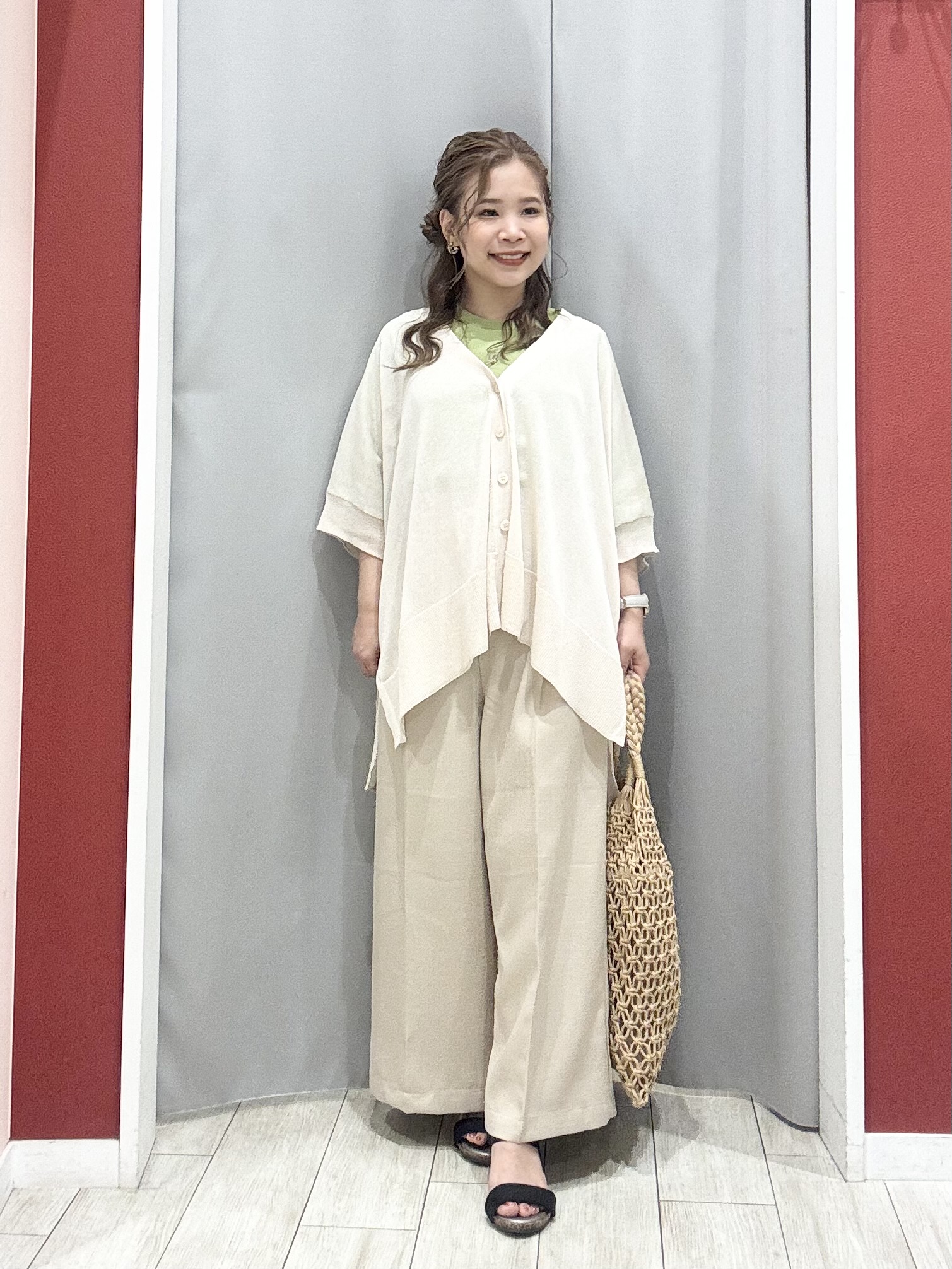 shioさんの「SHOO･LA･RUE｜【洗濯機可/体型カバー】上品ラメがきらめく シアーポンチョ風カーディガン」を使ったコーディネート