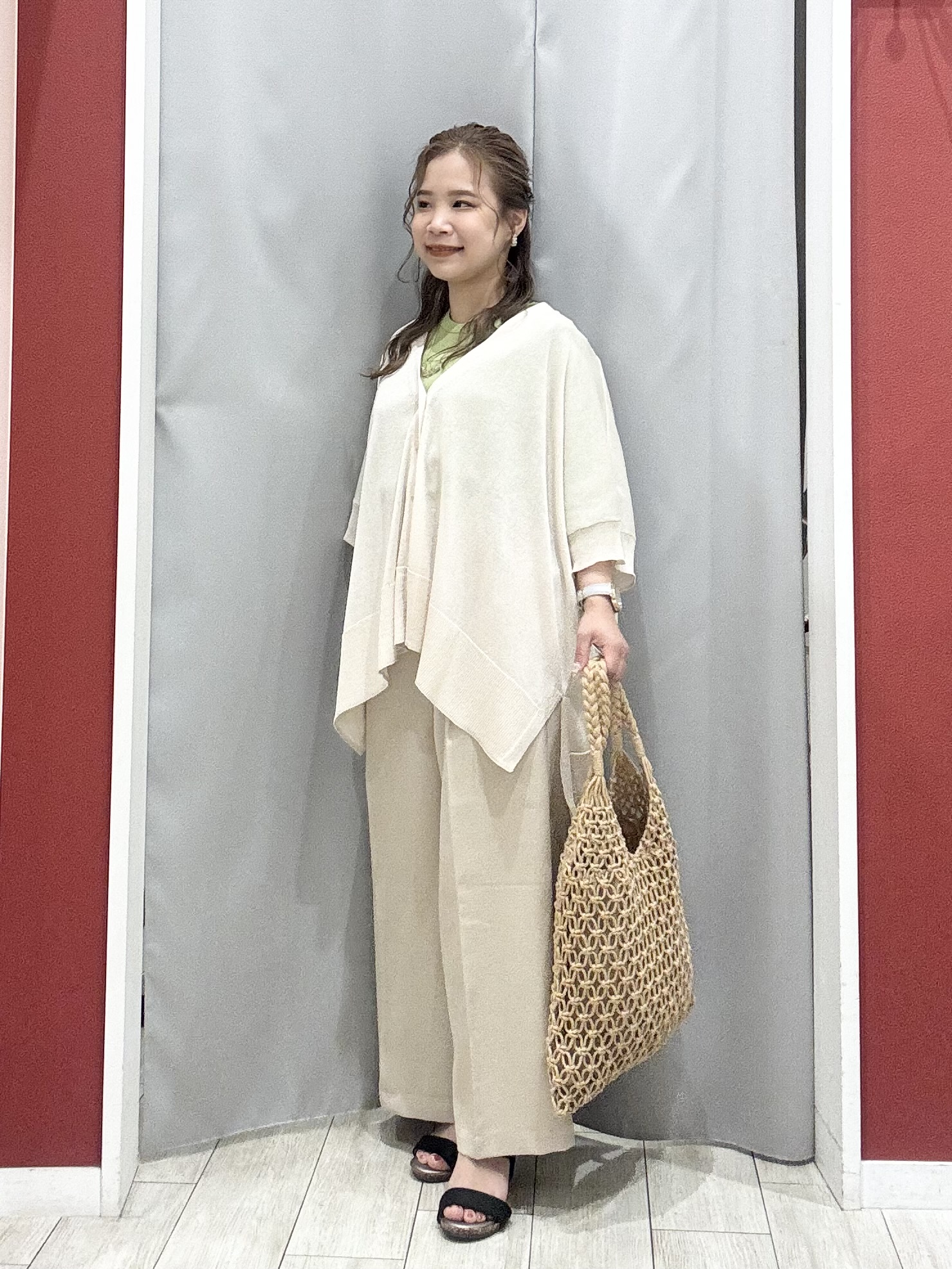 shioさんの「SHOO･LA･RUE｜【洗濯機可/体型カバー】上品ラメがきらめく シアーポンチョ風カーディガン」を使ったコーディネート