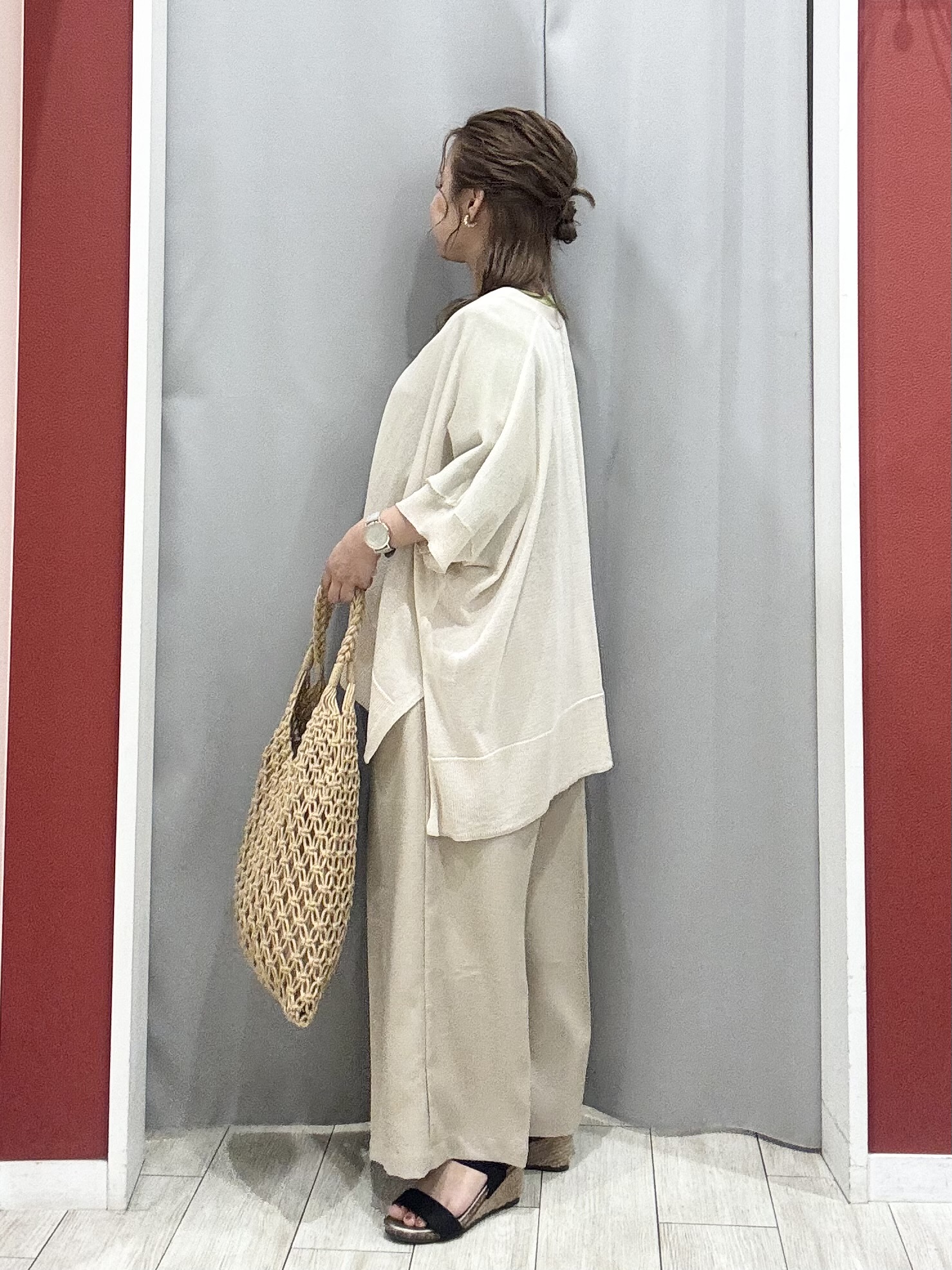 shioさんの「SHOO･LA･RUE｜【洗濯機可/体型カバー】上品ラメがきらめく シアーポンチョ風カーディガン」を使ったコーディネート