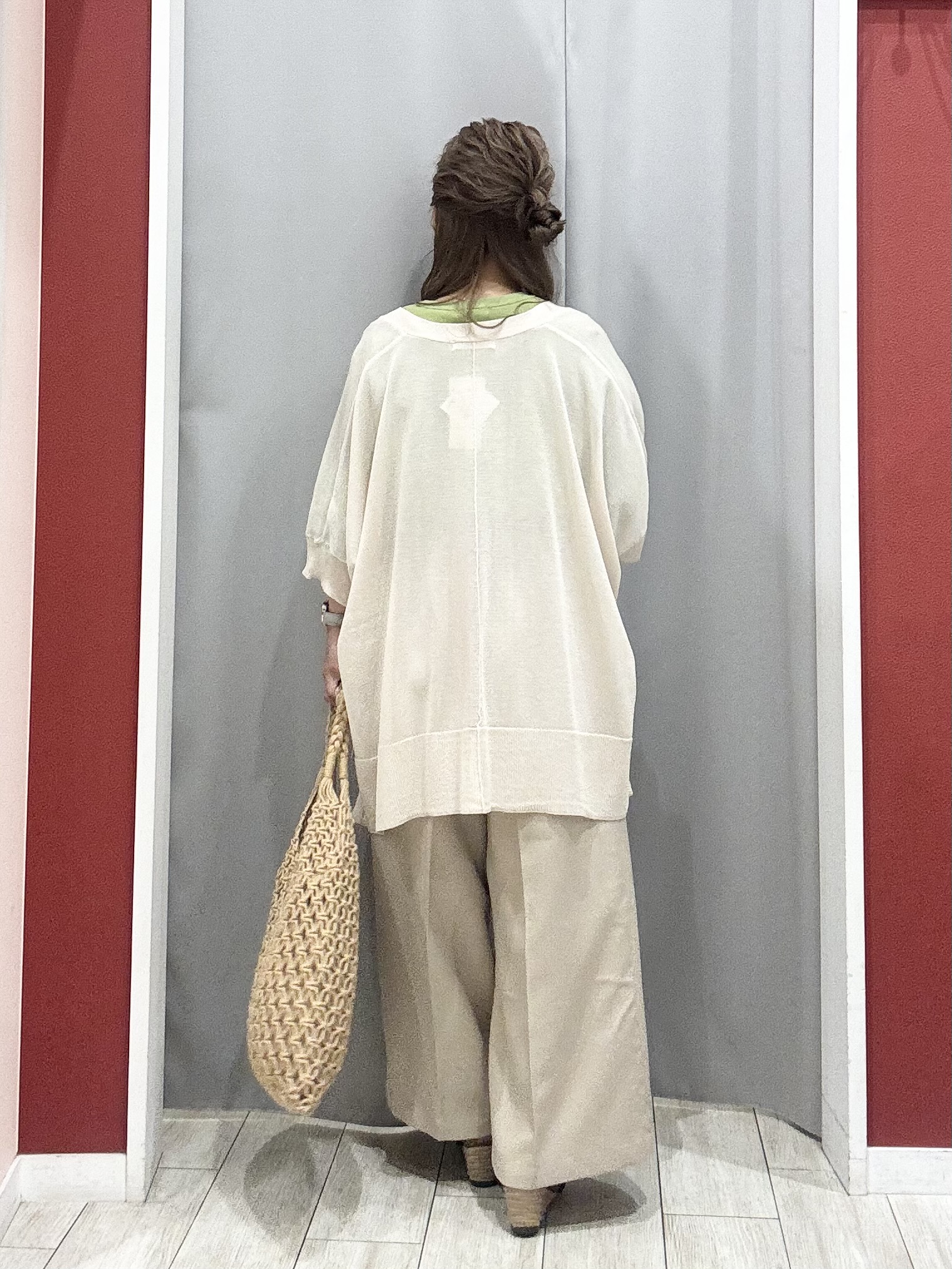 shioさんの「SHOO･LA･RUE｜【洗濯機可/体型カバー】上品ラメがきらめく シアーポンチョ風カーディガン」を使ったコーディネート