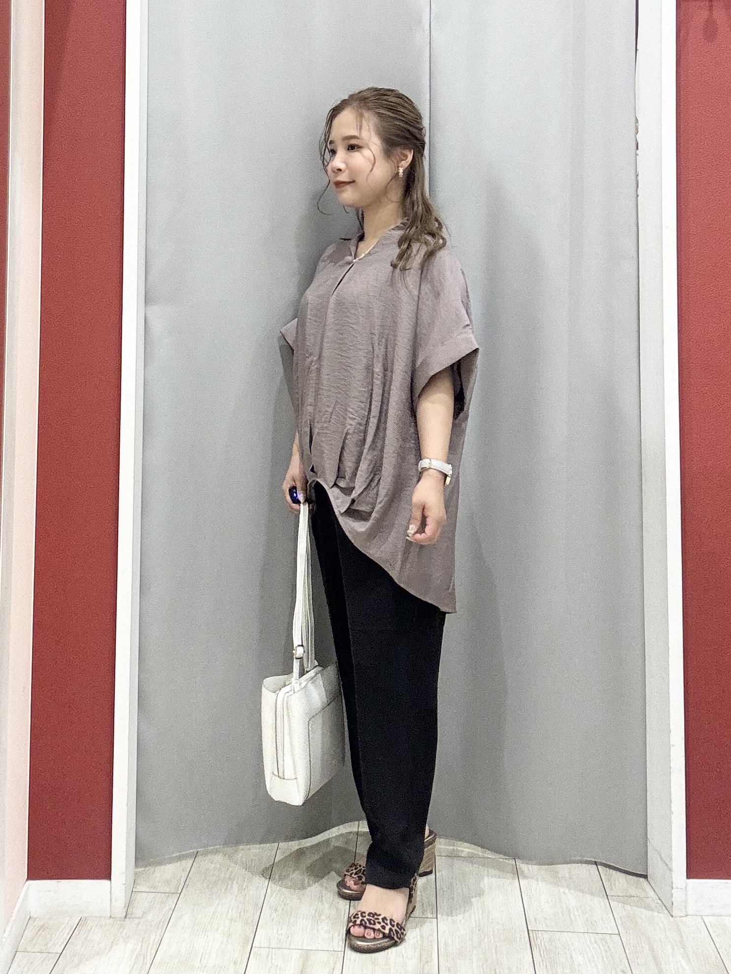 shioさんの「SHOO･LA･RUE｜【S-LL/洗濯機可】インせず着られる 裾タック スキッパーシャツ」を使ったコーディネート