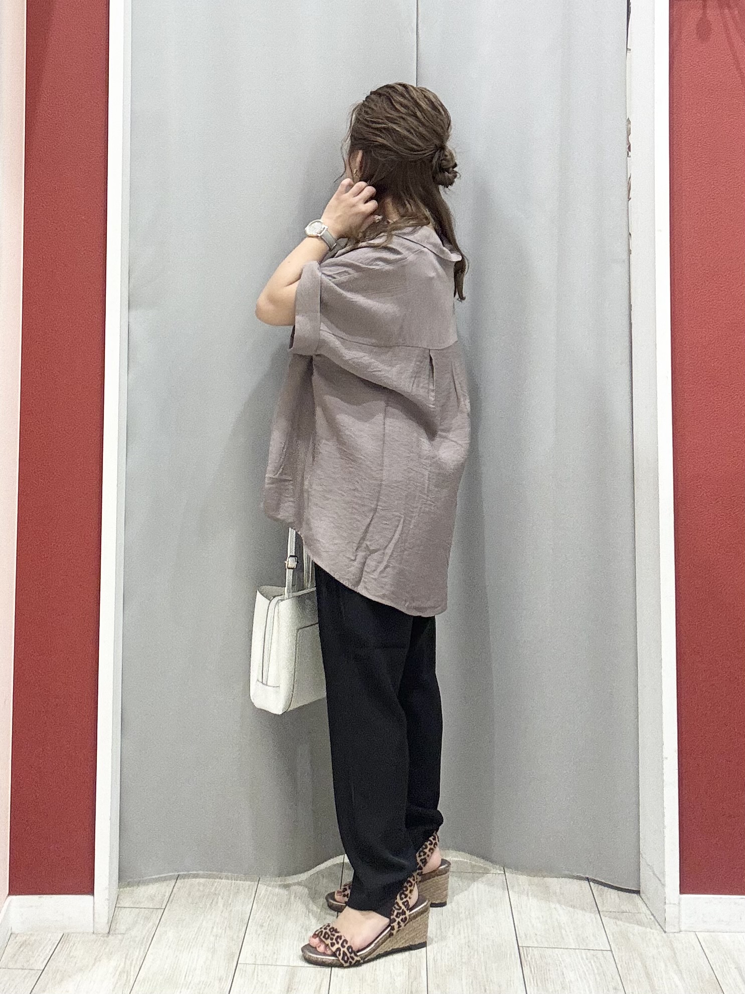 shioさんの「SHOO･LA･RUE｜【S-LL/洗濯機可】インせず着られる 裾タック スキッパーシャツ」を使ったコーディネート