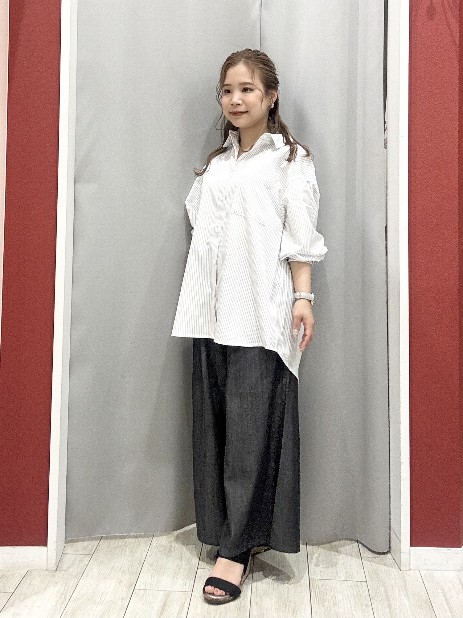 shioさんの「SHOO･LA･RUE｜【UV/吸水速乾/洗濯後しわになりにくい】ラッシュガードにもなる ストライプシャツ」を使ったコーディネート
