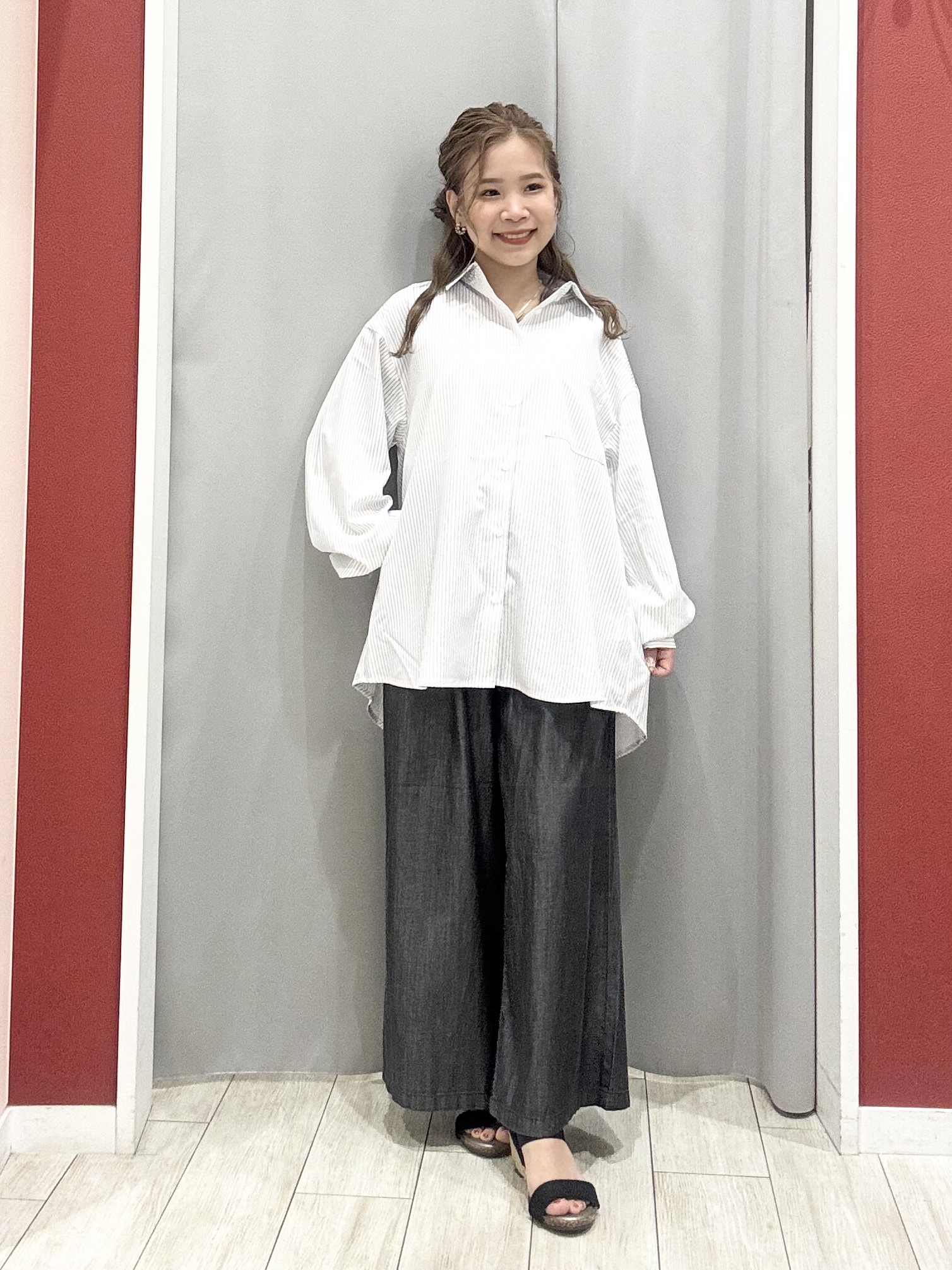 shioさんの「SHOO･LA･RUE｜【UV/吸水速乾/洗濯後しわになりにくい】ラッシュガードにもなる ストライプシャツ」を使ったコーディネート
