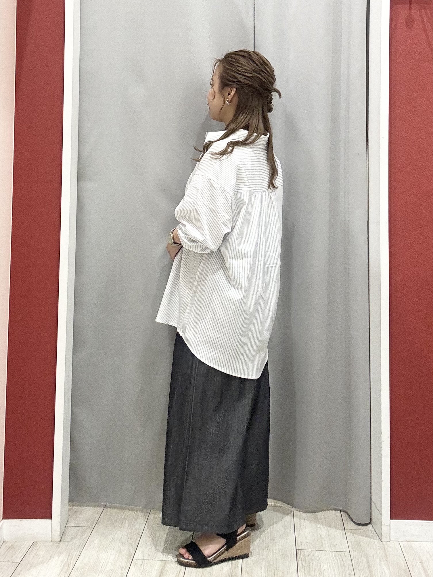 shioさんの「SHOO･LA･RUE｜【UV/吸水速乾/洗濯後しわになりにくい】ラッシュガードにもなる ストライプシャツ」を使ったコーディネート