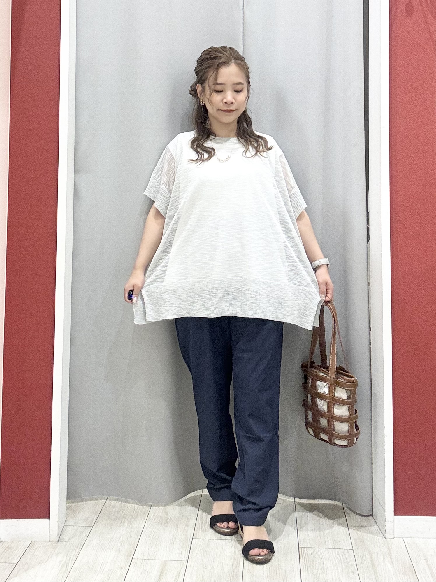 shioさんの「SHOO･LA･RUE｜【2点セット/S-LL/体型カバー】さらりと涼し気 シアーニット+タンクトップ」を使ったコーディネート