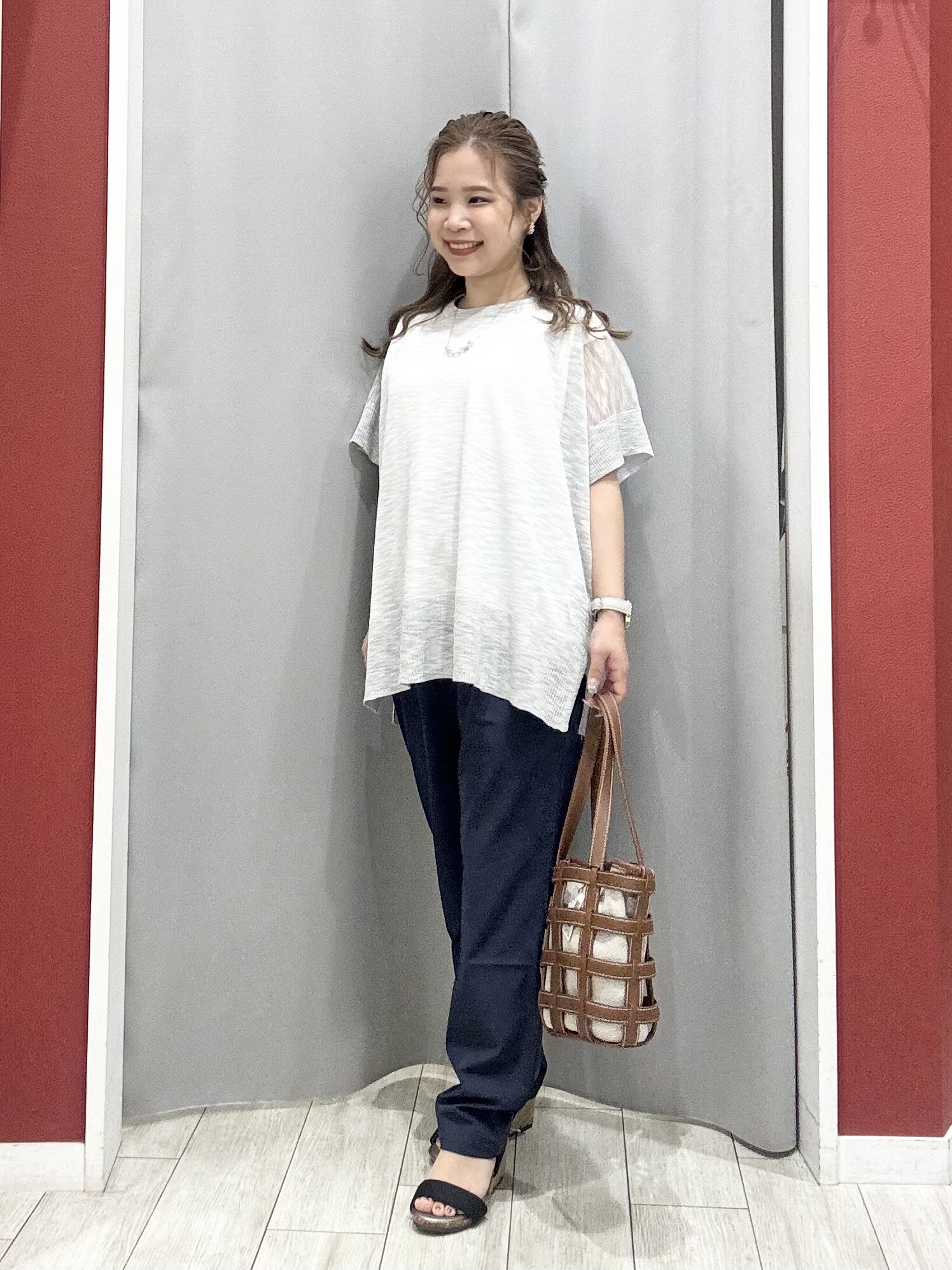 shioさんの「SHOO･LA･RUE｜【2点セット/S-LL/体型カバー】さらりと涼し気 シアーニット+タンクトップ」を使ったコーディネート