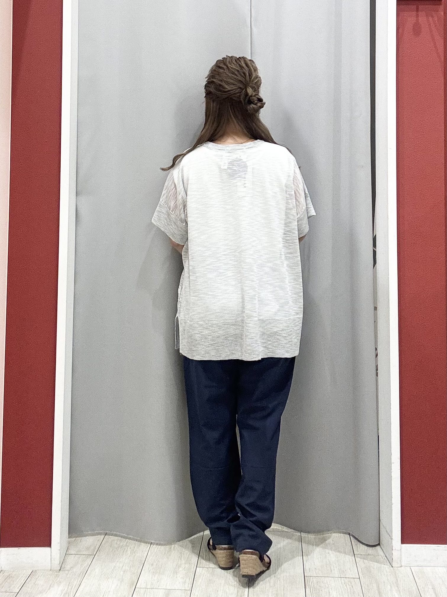 shioさんの「SHOO･LA･RUE｜【2点セット/S-LL/体型カバー】さらりと涼し気 シアーニット+タンクトップ」を使ったコーディネート