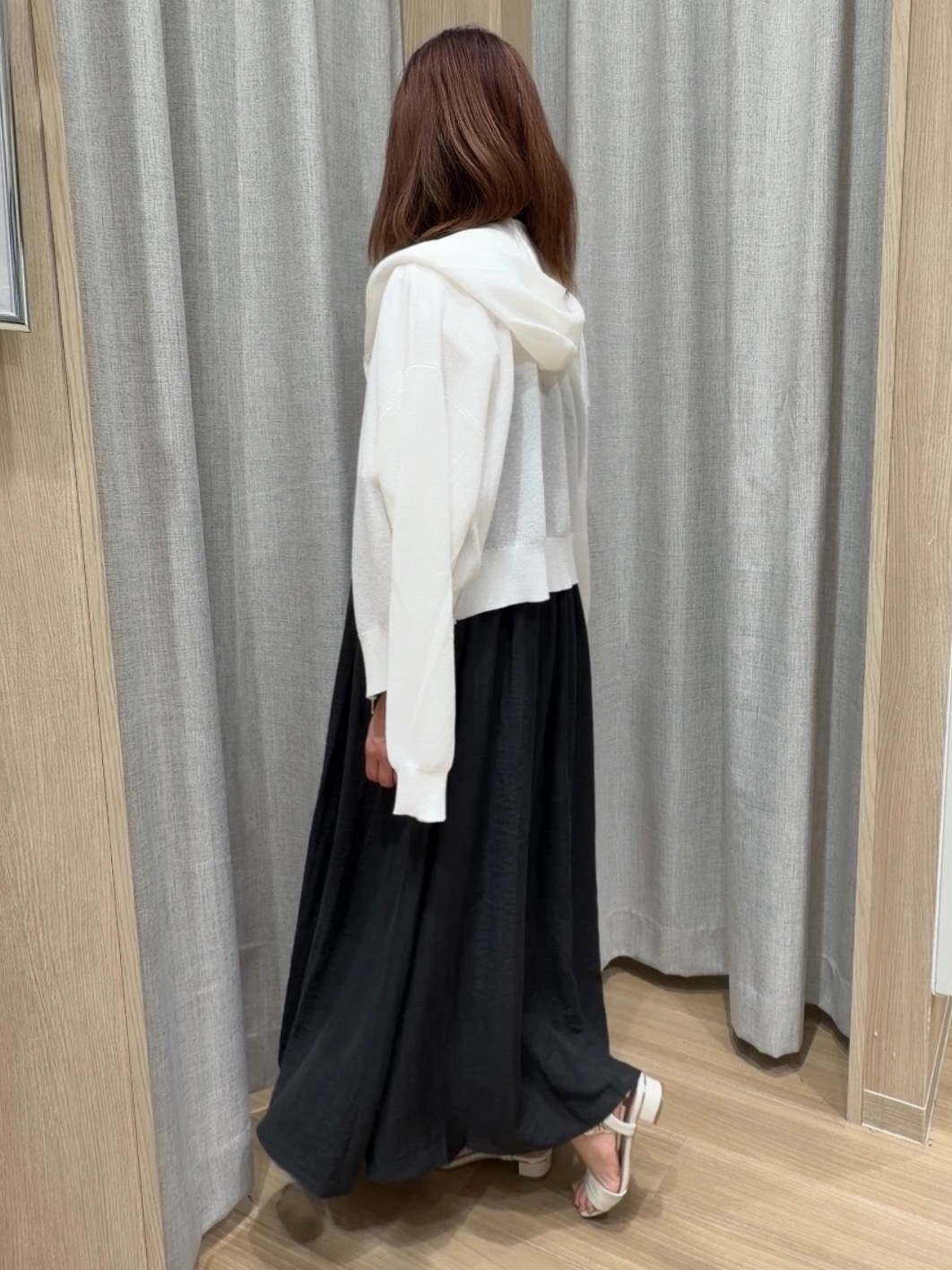 Fumikaさんの「grove｜【洗濯機OK・UVカット】大人の抜け感、シアーニットフードパーカ」を使ったコーディネート