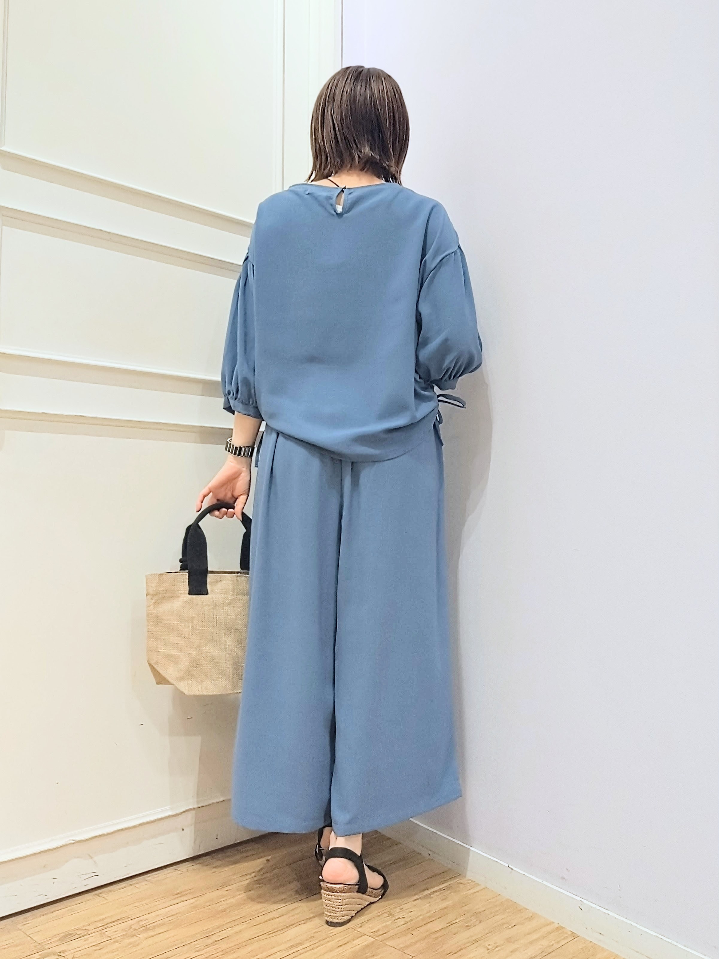 miomioさんの「SHOO･LA･RUE｜【セットアップ可/S-LL/洗濯機可】体型カバーも叶う さらり麻調シャーリングブラウス」を使ったコーディネート