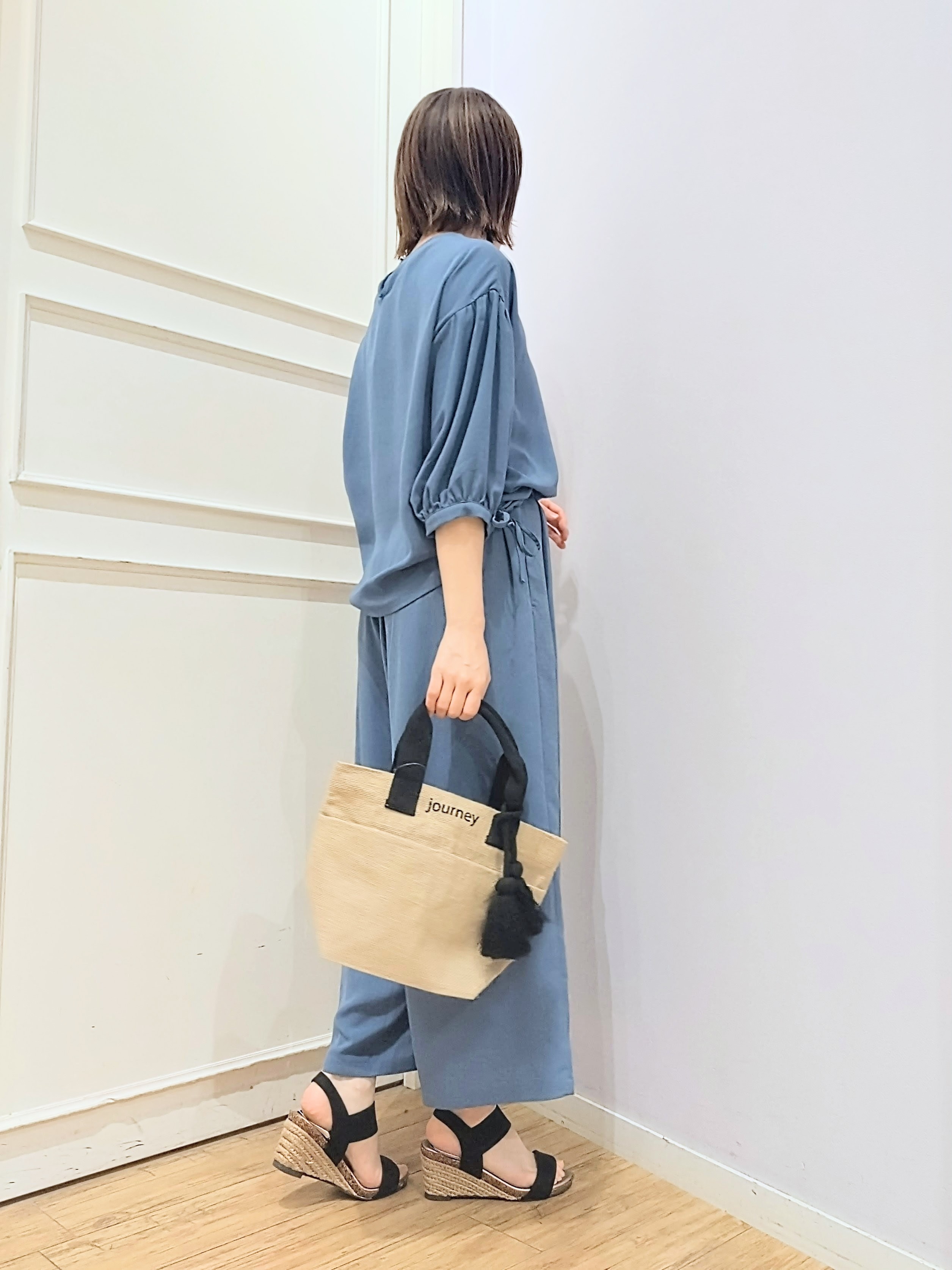 miomioさんの「SHOO･LA･RUE｜【セットアップ可/S-LL/洗濯機可】体型カバーも叶う さらり麻調シャーリングブラウス」を使ったコーディネート
