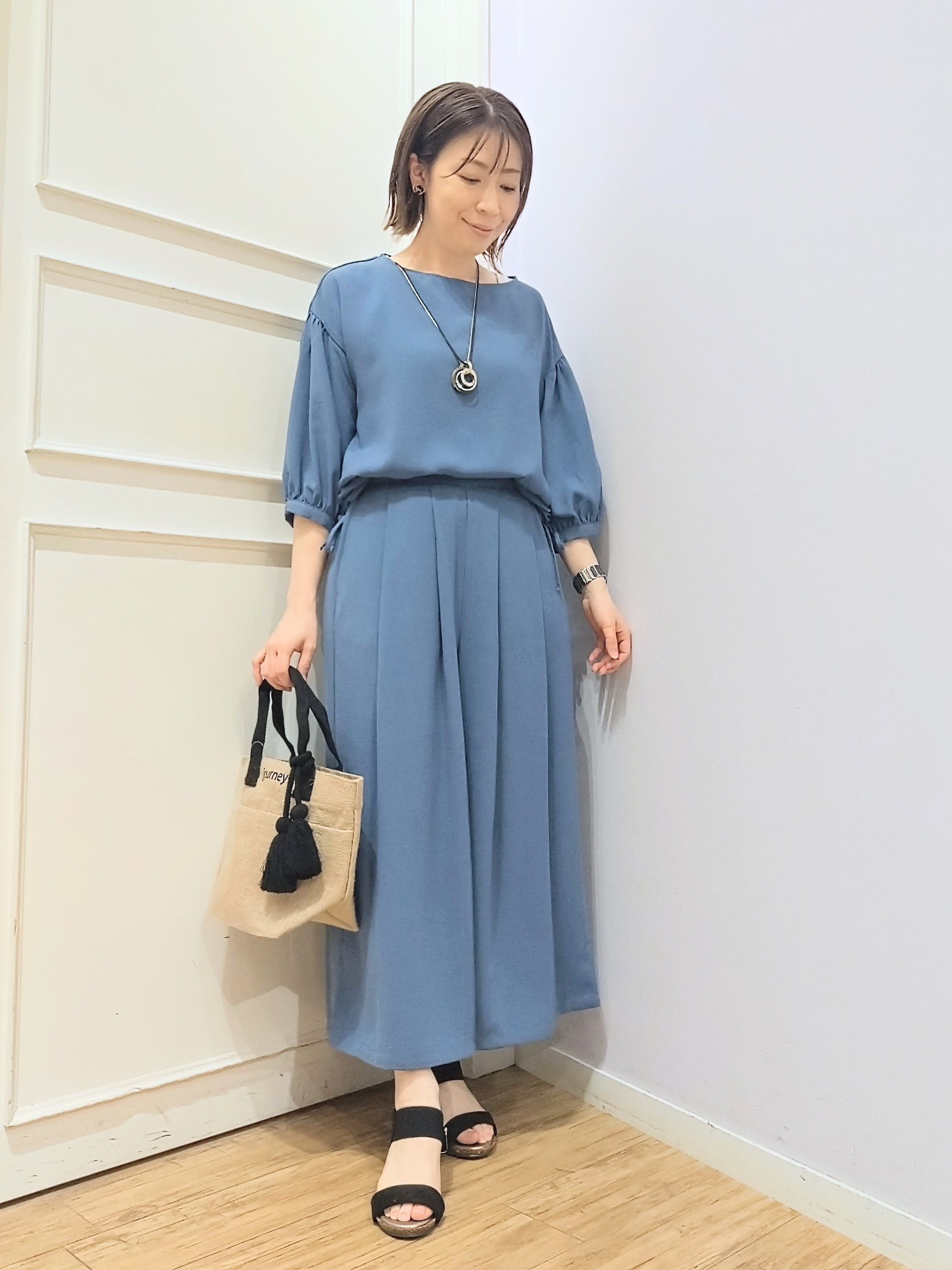 miomioさんの「SHOO･LA･RUE｜【セットアップ可/S-LL/洗濯機可】体型カバーも叶う さらり麻調シャーリングブラウス」を使ったコーディネート