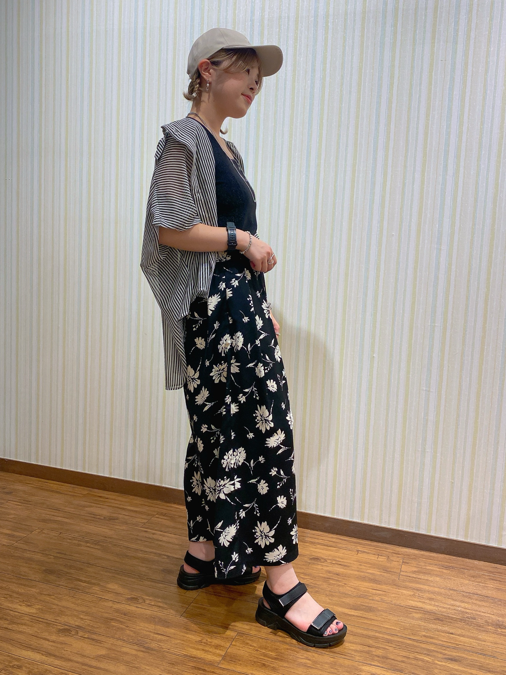 ayaさんの「SHOO･LA･RUE｜【洗濯機可/体型カバー】羽織るだけで雰囲気変わる 柄アソート ポンチョ風シアーシャツ」を使ったコーディネート