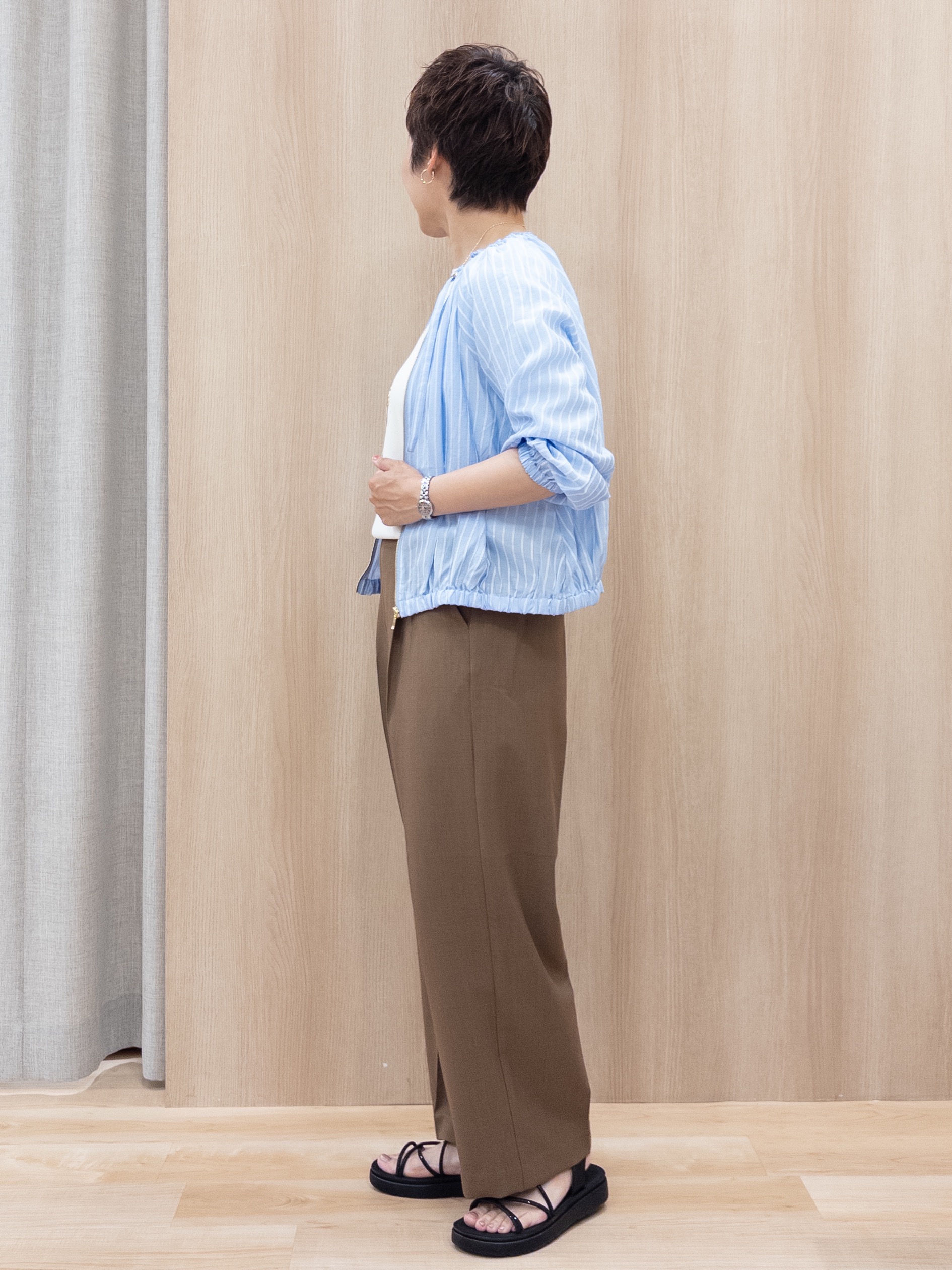 シュウコさんの「grove｜気温調整にも◎ブラウス感覚で羽織れるシアーブルゾン」を使ったコーディネート