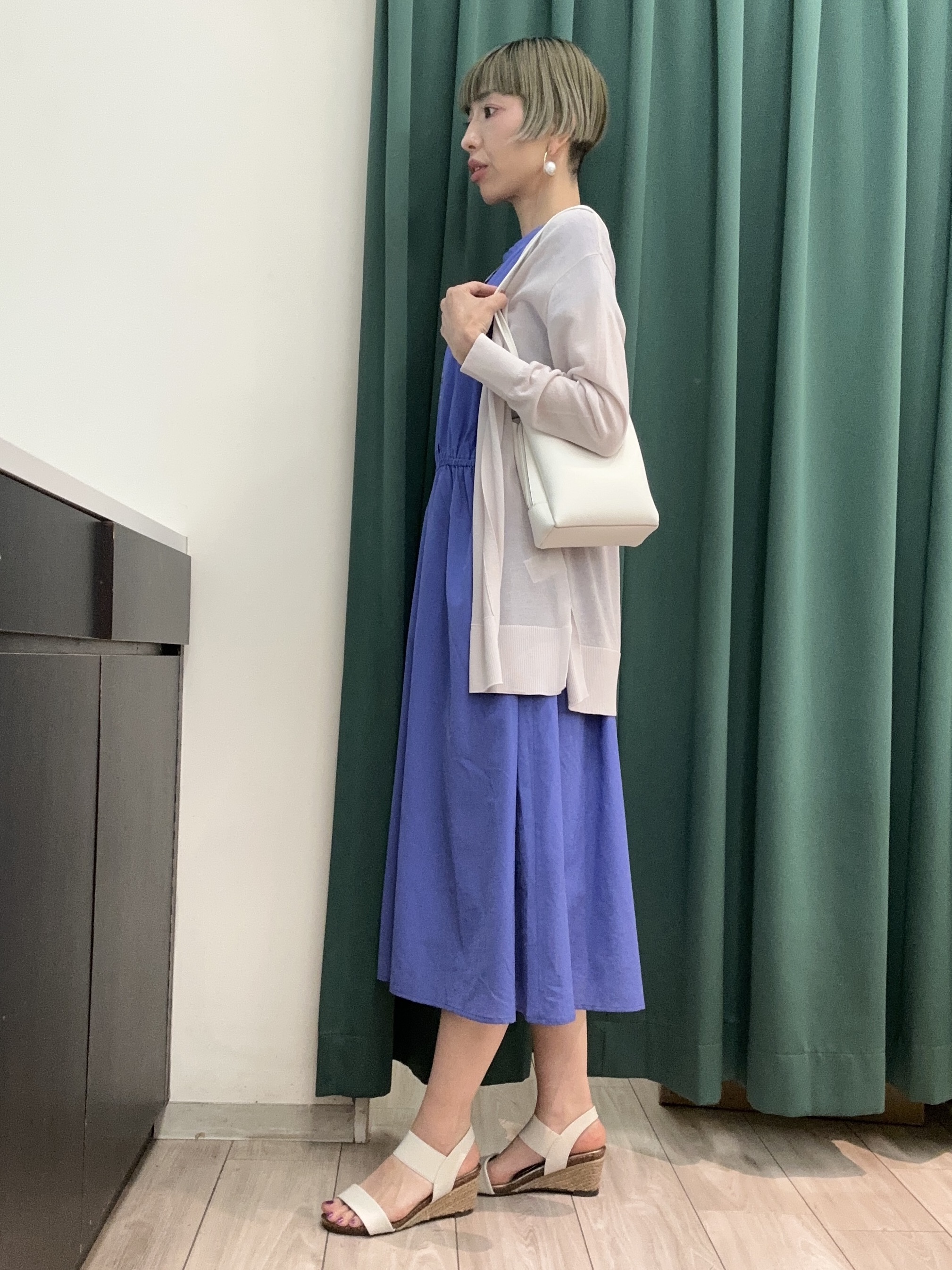 えまんさんの「SHOO･LA･RUE｜【洗濯機可/S-LL】着る方がすっきり見えに マルチに使えるミドルトッパーカーディガン」を使ったコーディネート