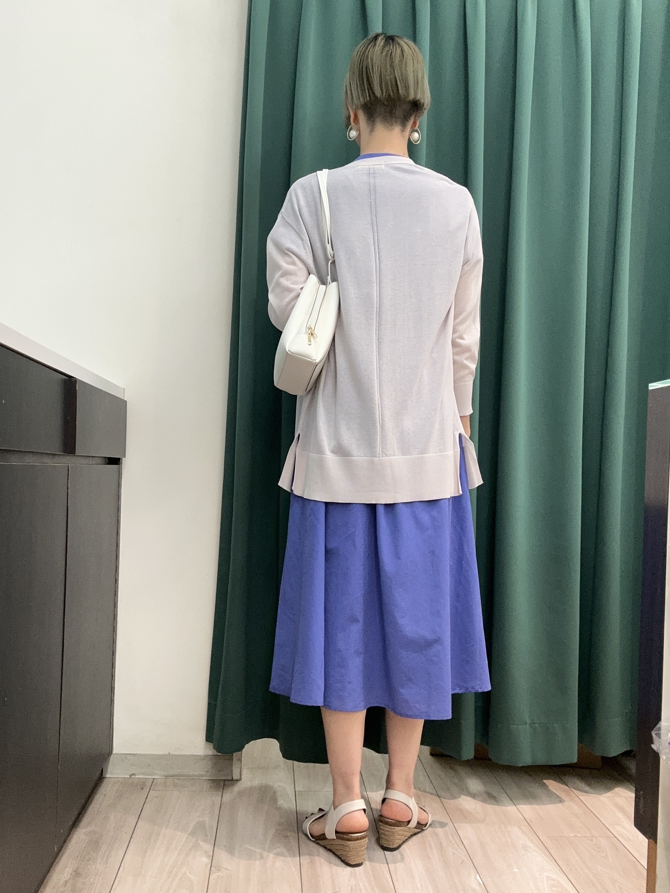 えまんさんの「SHOO･LA･RUE｜【洗濯機可/S-LL】着る方がすっきり見えに マルチに使えるミドルトッパーカーディガン」を使ったコーディネート