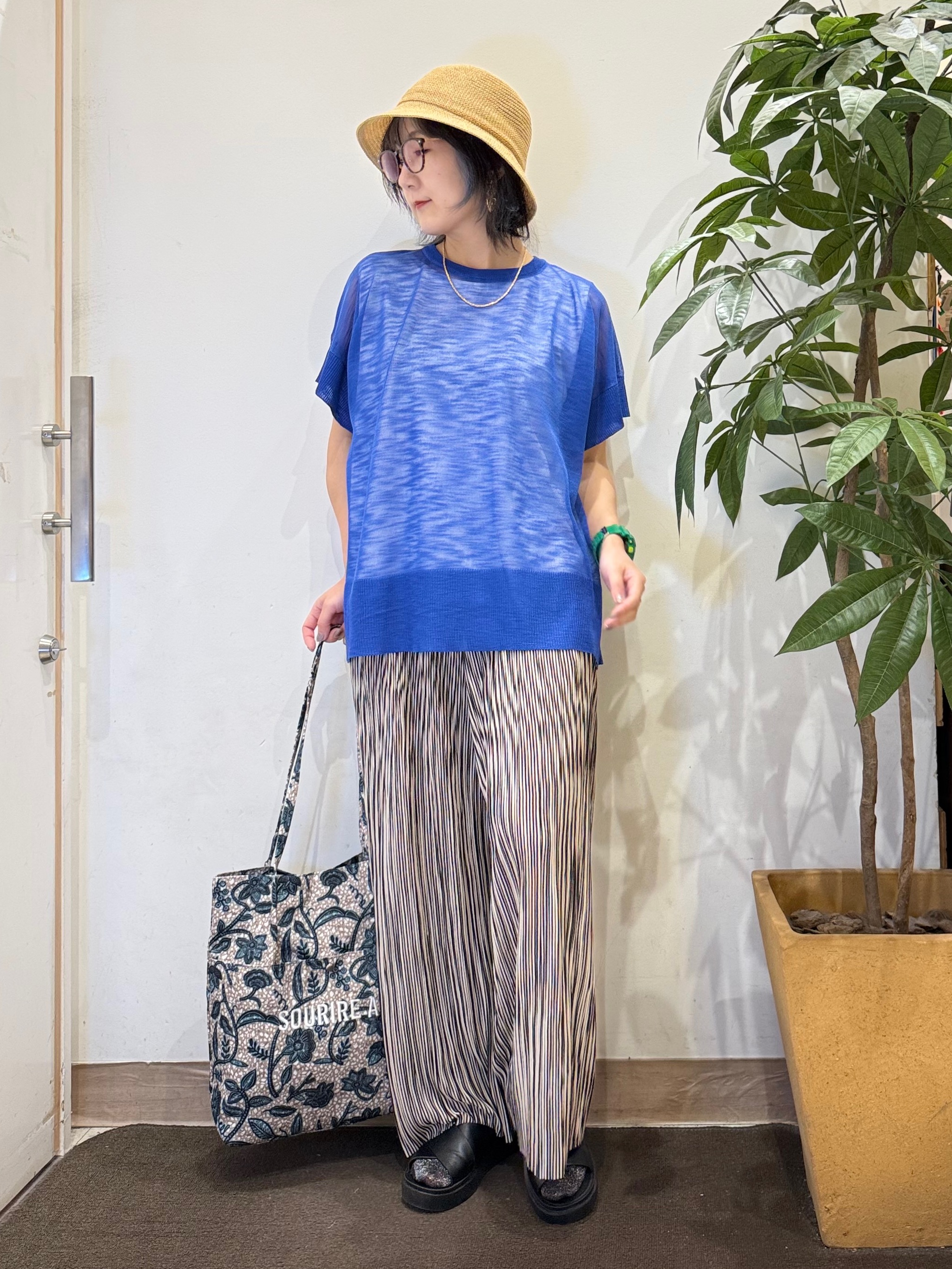 misakiさんの「SHOO･LA･RUE｜【2点セット/S-LL/体型カバー】さらりと涼し気 シアーニット+タンクトップ」を使ったコーディネート