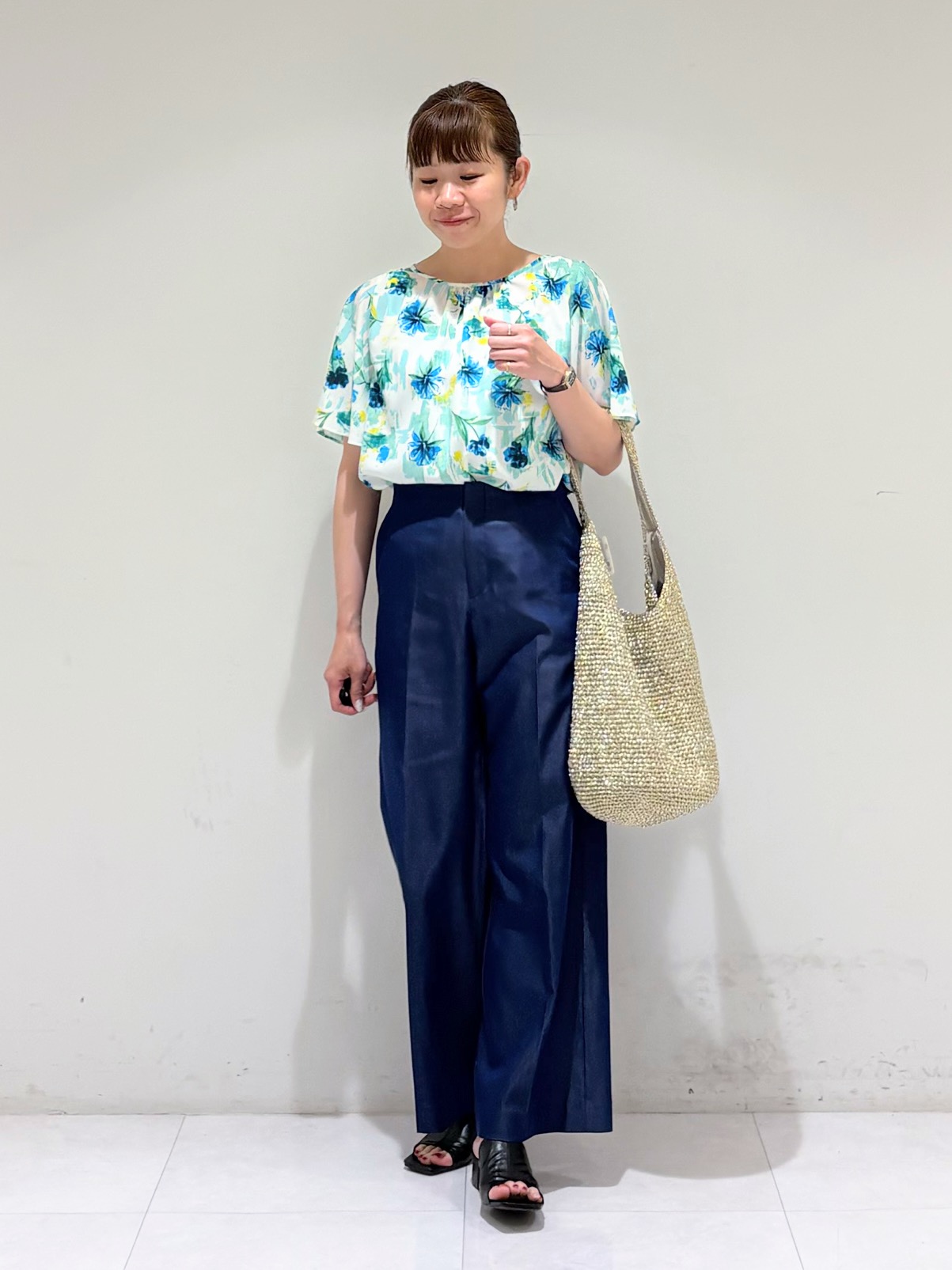 tsuyuさんの「INDIVI｜【洗える／SETUP可能】アートフラワープリントブラウス」を使ったコーディネート