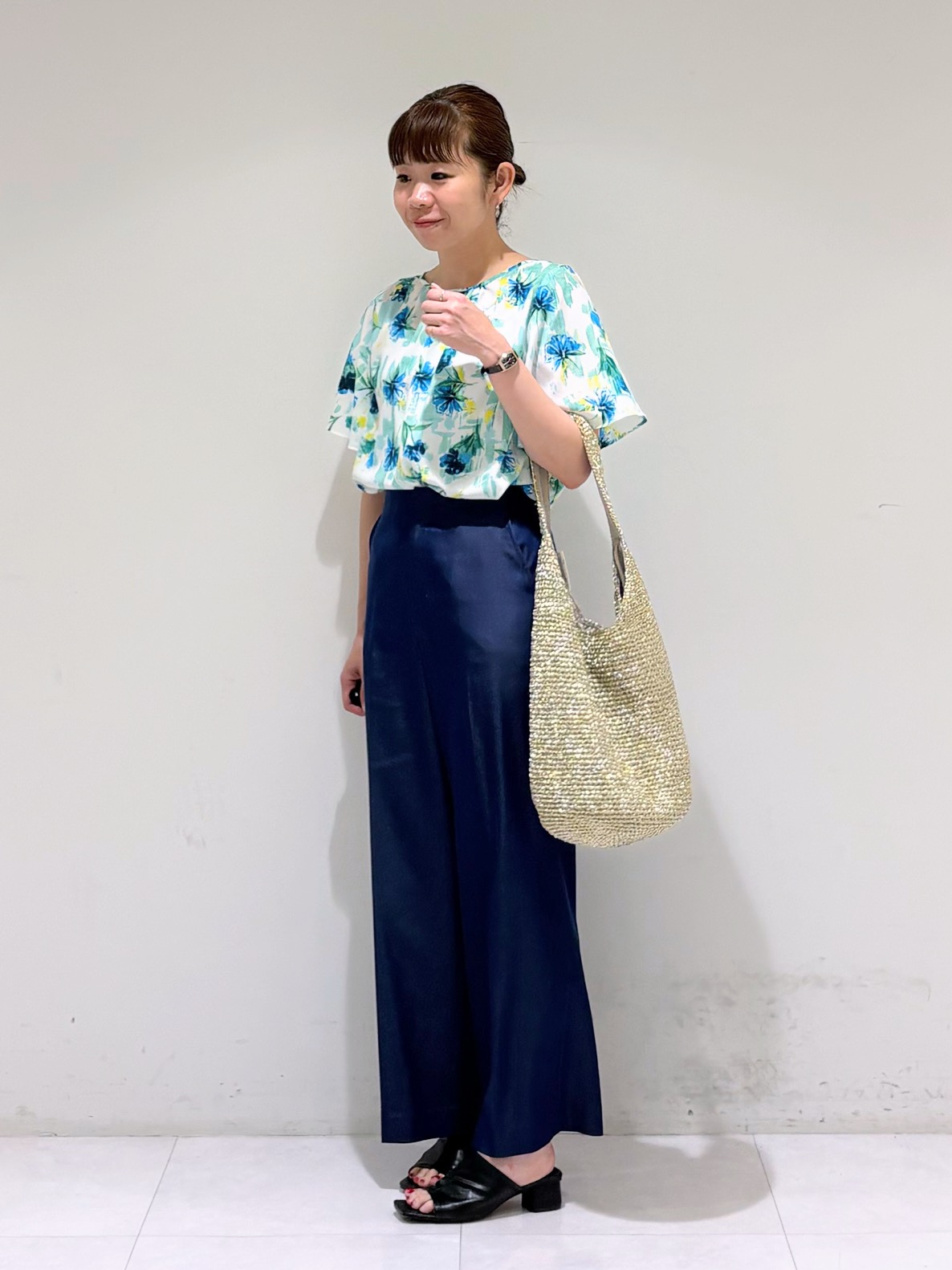 tsuyuさんの「INDIVI｜【洗える／SETUP可能】アートフラワープリントブラウス」を使ったコーディネート