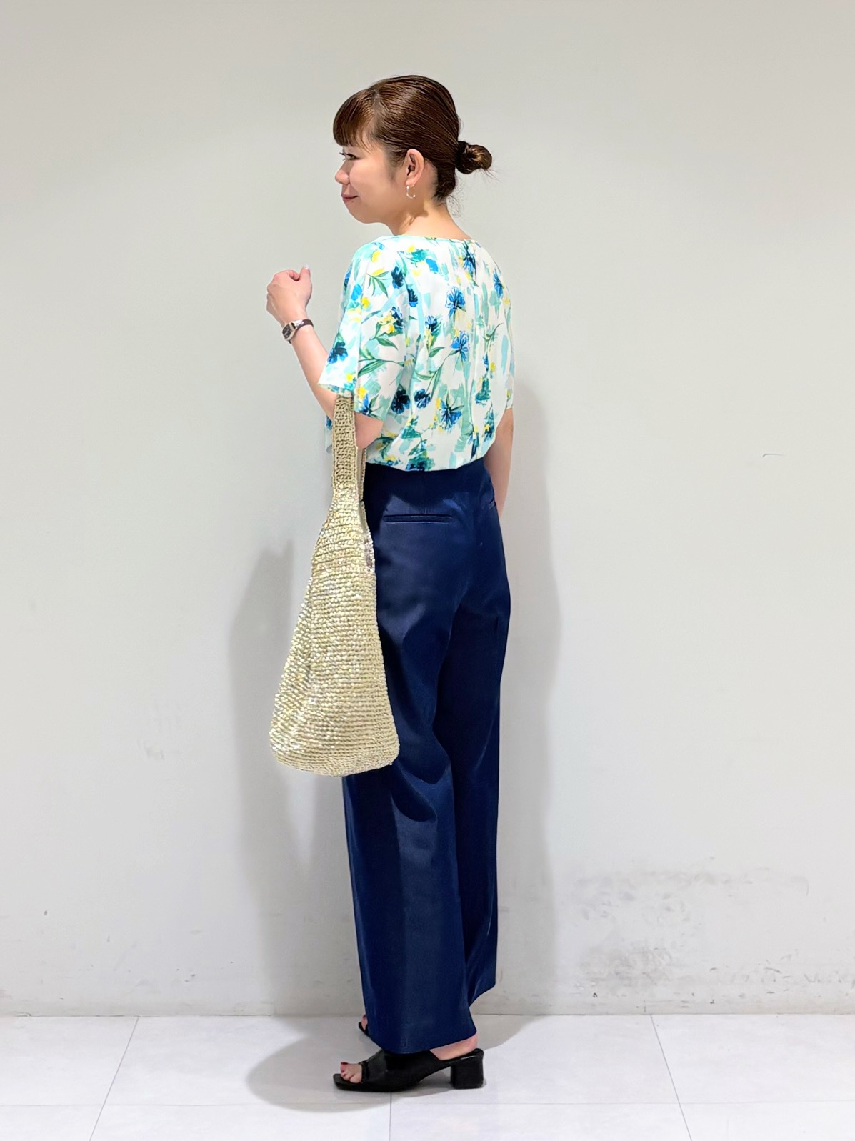 tsuyuさんの「INDIVI｜【洗える／SETUP可能】アートフラワープリントブラウス」を使ったコーディネート