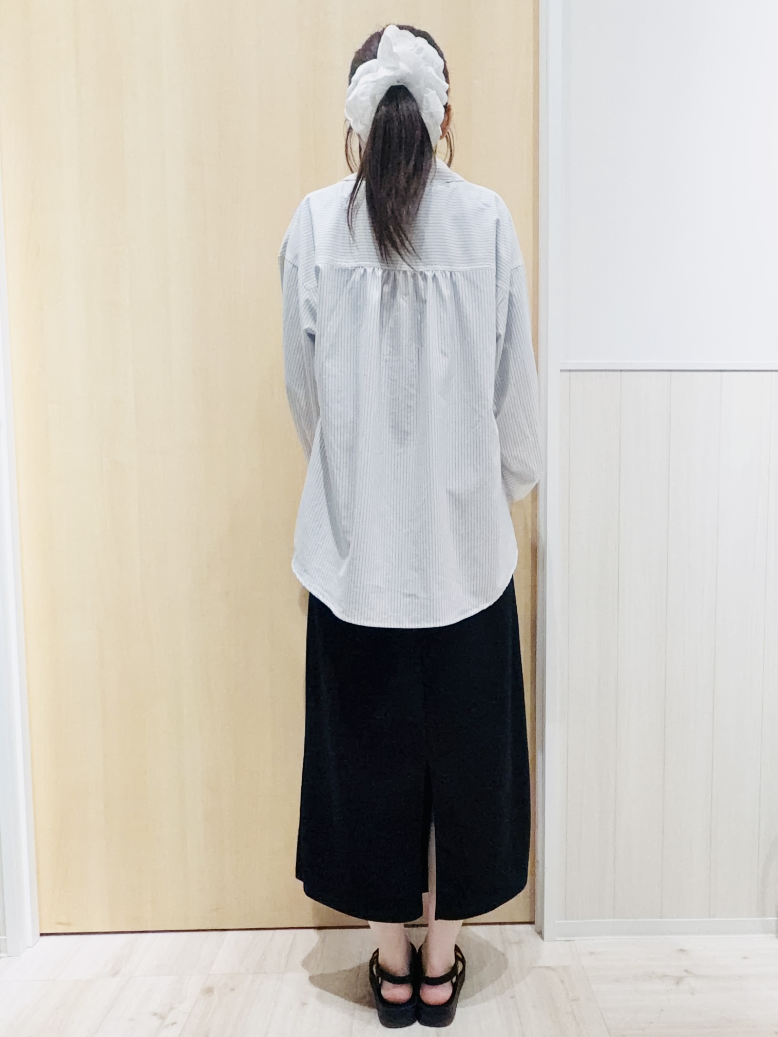 Naさんの「SHOO･LA･RUE｜【UV/吸水速乾/洗濯後しわになりにくい】ラッシュガードにもなる ストライプシャツ」を使ったコーディネート