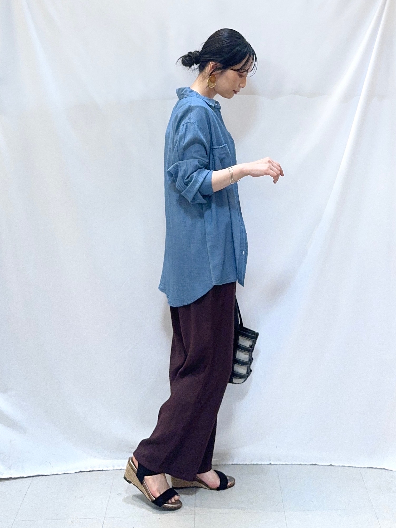 𝐇𝐢𝐫𝐨𝐦𝐢さんの「SHOO･LA･RUE｜【洗濯機可】スクエアネックが小顔効果に　きらきらラメタンクトップ」を使ったコーディネート