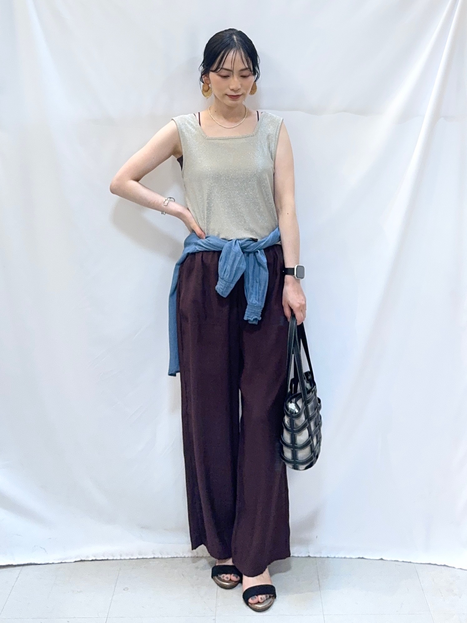 𝐇𝐢𝐫𝐨𝐦𝐢さんの「SHOO･LA･RUE｜【洗濯機可】スクエアネックが小顔効果に　きらきらラメタンクトップ」を使ったコーディネート
