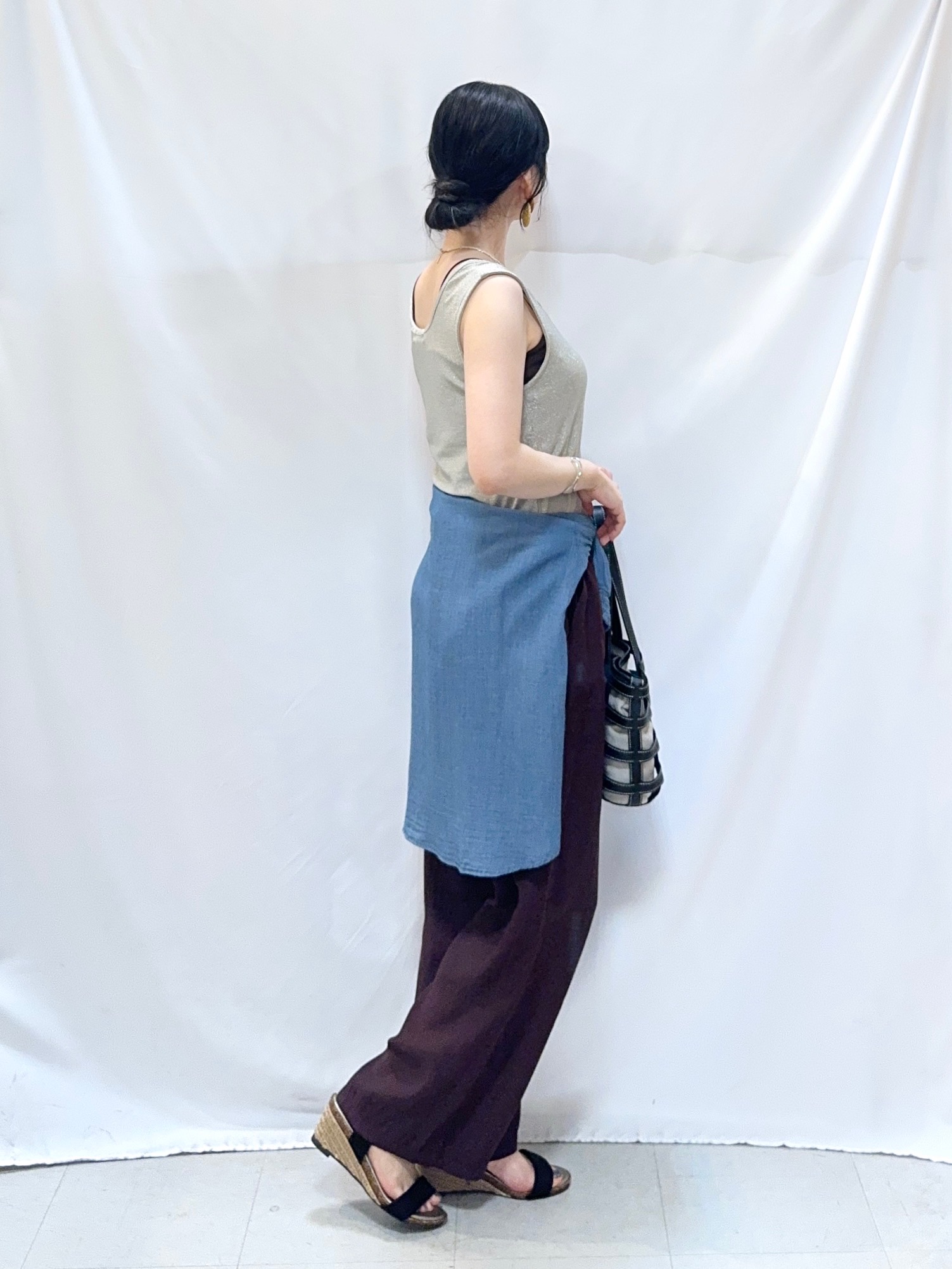 𝐇𝐢𝐫𝐨𝐦𝐢さんの「SHOO･LA･RUE｜【洗濯機可】スクエアネックが小顔効果に　きらきらラメタンクトップ」を使ったコーディネート