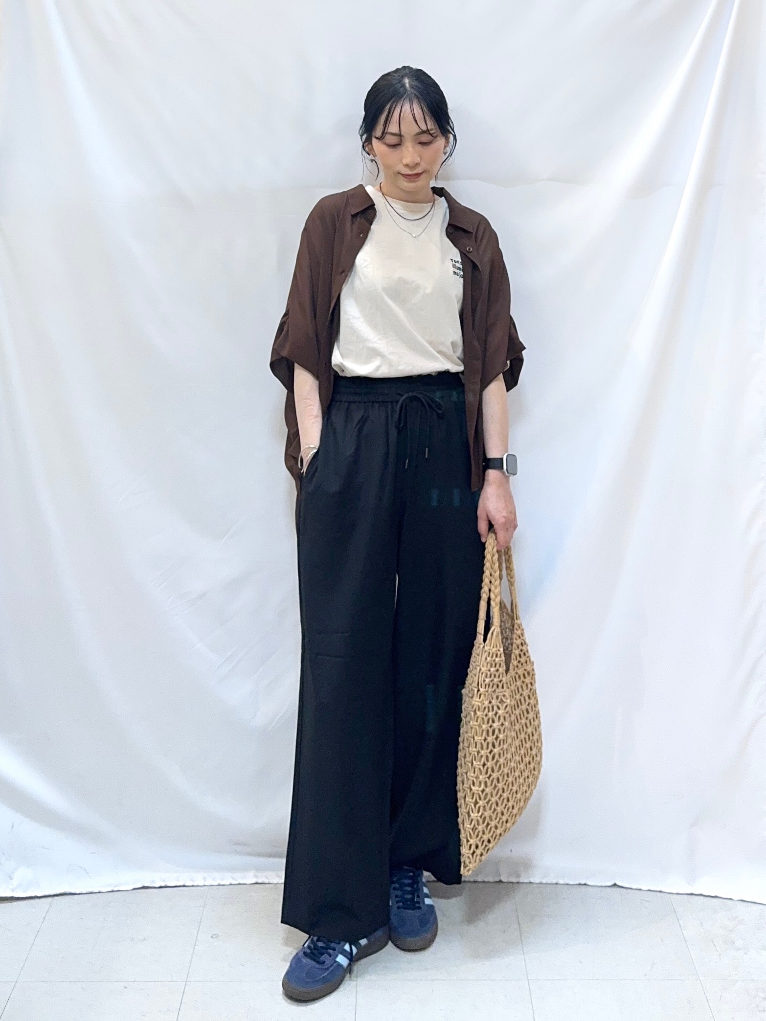 𝐇𝐢𝐫𝐨𝐦𝐢さんの「SHOO･LA･RUE｜【洗濯機可/体型カバー】羽織るだけで雰囲気変わる 柄アソート ポンチョ風シアーシャツ」を使ったコーディネート