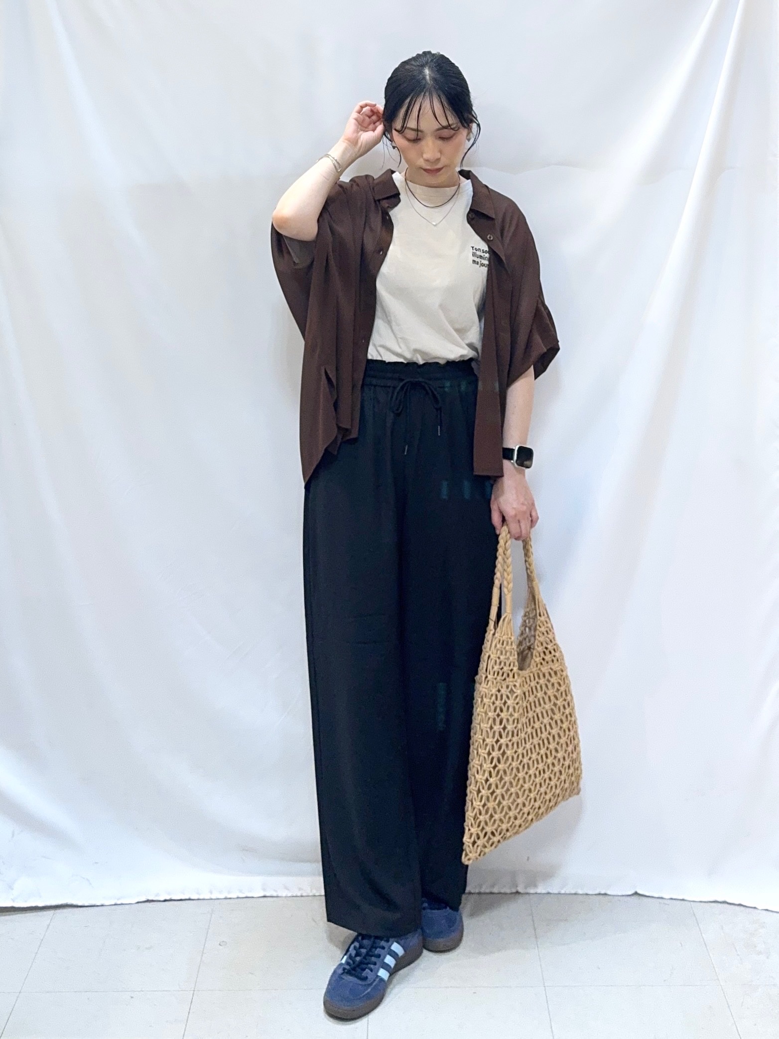 𝐇𝐢𝐫𝐨𝐦𝐢さんの「SHOO･LA･RUE｜【洗濯機可/体型カバー】羽織るだけで雰囲気変わる 柄アソート ポンチョ風シアーシャツ」を使ったコーディネート