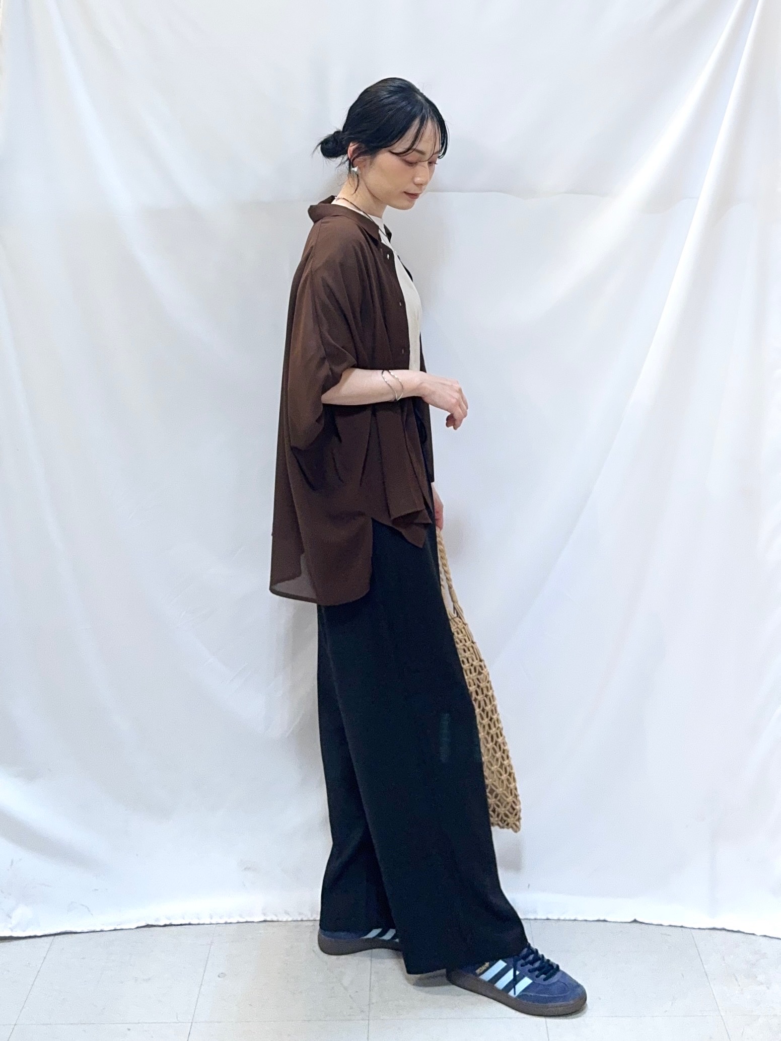 𝐇𝐢𝐫𝐨𝐦𝐢さんの「SHOO･LA･RUE｜【洗濯機可/体型カバー】羽織るだけで雰囲気変わる 柄アソート ポンチョ風シアーシャツ」を使ったコーディネート