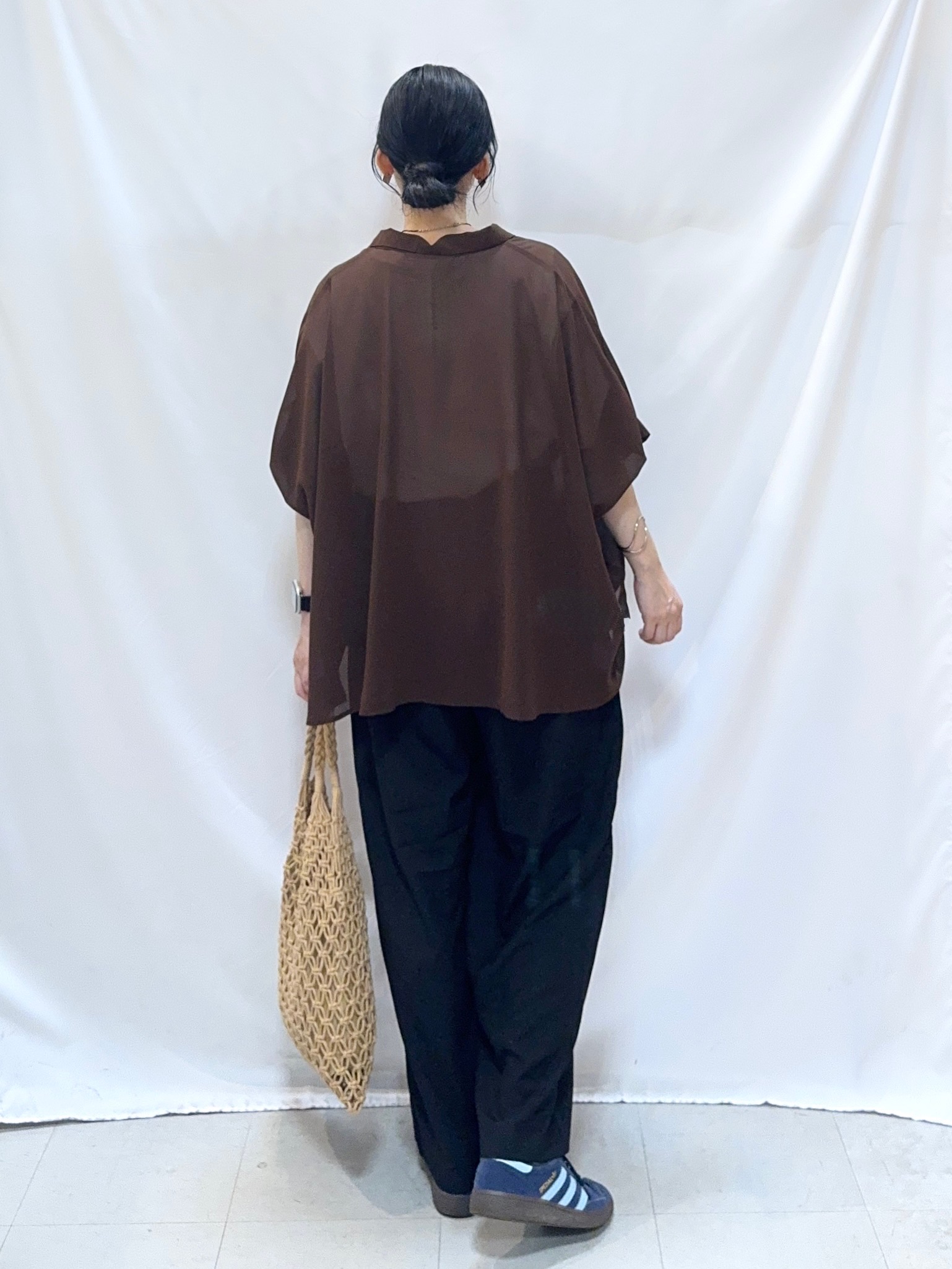 𝐇𝐢𝐫𝐨𝐦𝐢さんの「SHOO･LA･RUE｜【洗濯機可/体型カバー】羽織るだけで雰囲気変わる 柄アソート ポンチョ風シアーシャツ」を使ったコーディネート