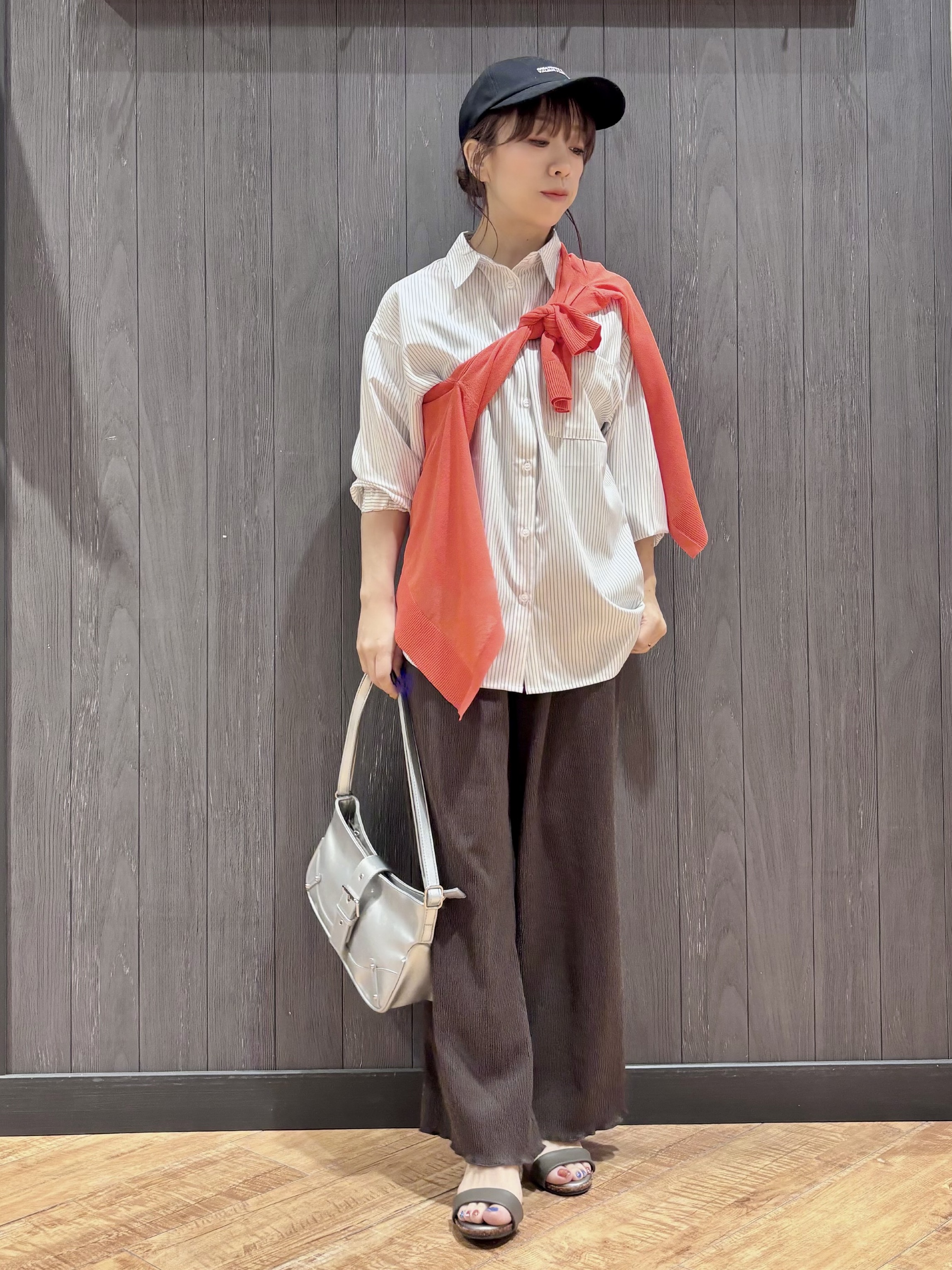 meiさんの「SHOO･LA･RUE｜【UV/吸水速乾/洗濯後しわになりにくい】ラッシュガードにもなる ストライプシャツ」を使ったコーディネート