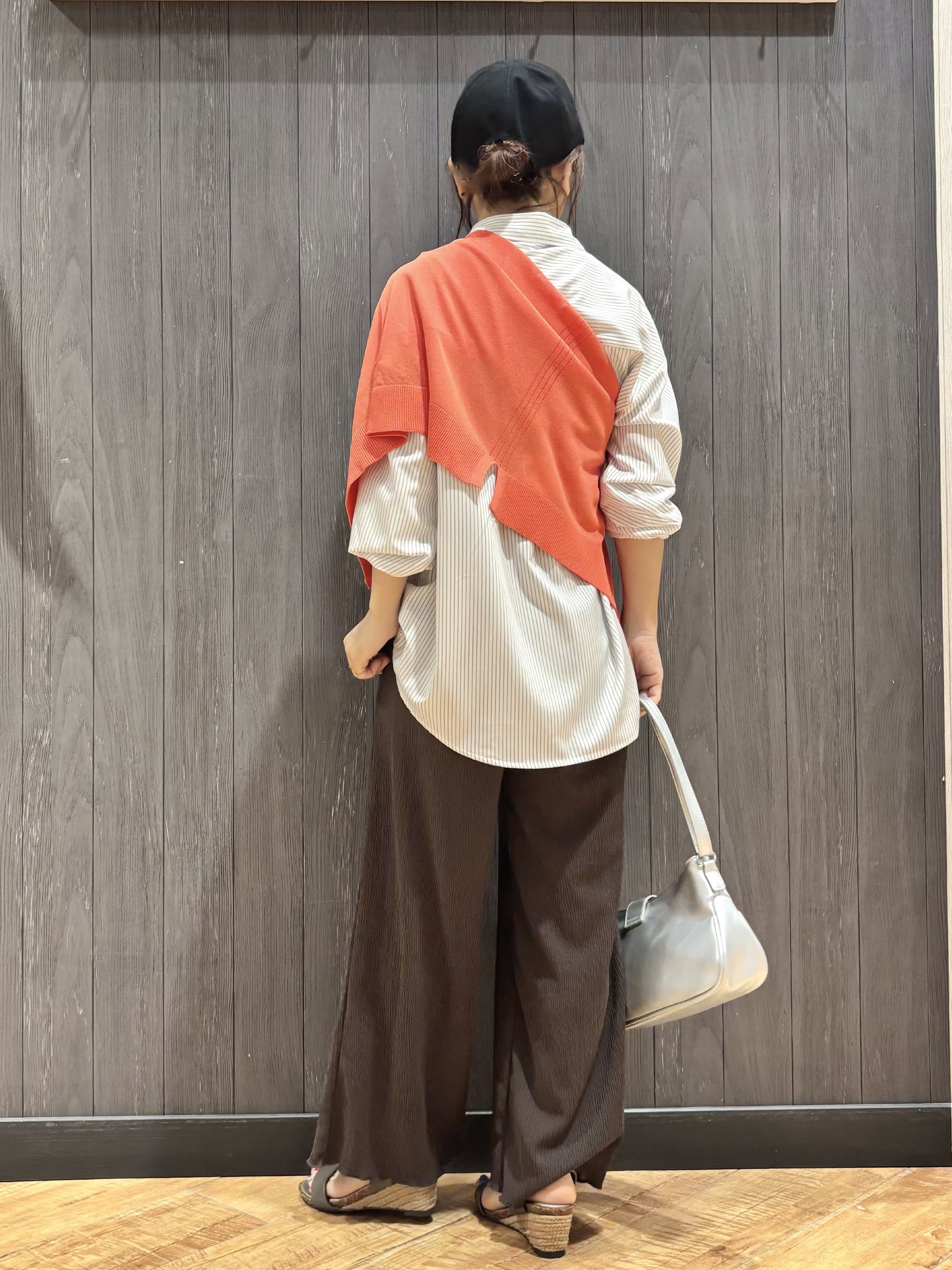meiさんの「SHOO･LA･RUE｜【UV/吸水速乾/洗濯後しわになりにくい】ラッシュガードにもなる ストライプシャツ」を使ったコーディネート