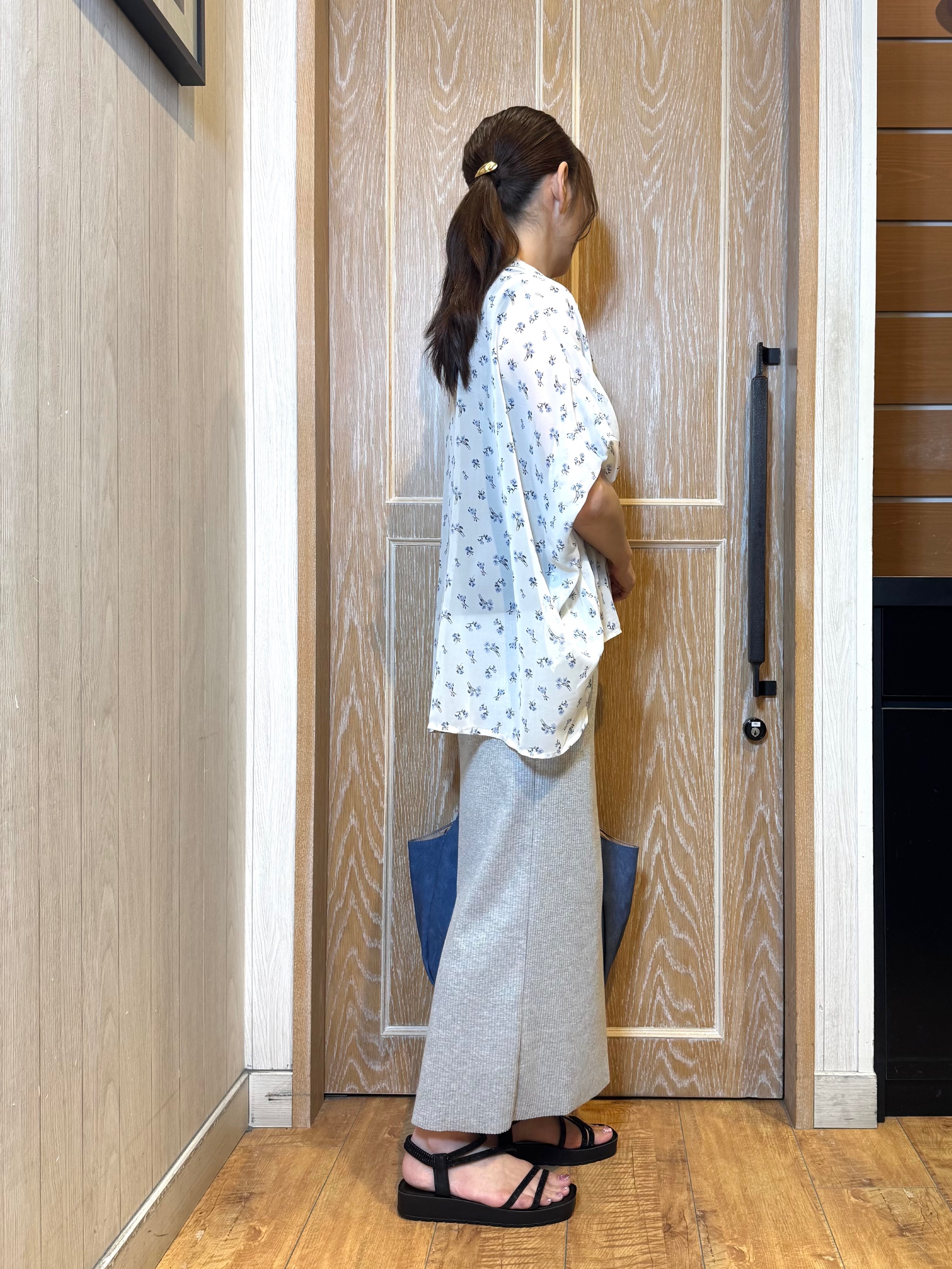 KAORIさんの「SHOO･LA･RUE｜【洗濯機可/体型カバー】羽織るだけで雰囲気変わる 柄アソート ポンチョ風シアーシャツ」を使ったコーディネート