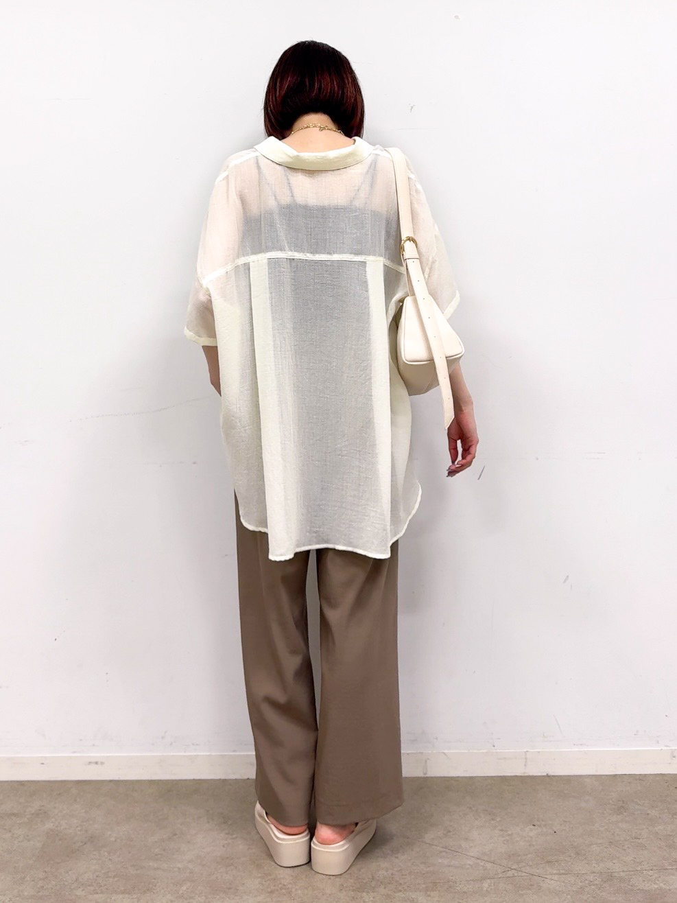 𝐜𝐡𝐢𝐤𝐚さんの「SHOO･LA･RUE｜ヒップがすっぽり隠れる やわらか5分袖シアーシャツ」を使ったコーディネート