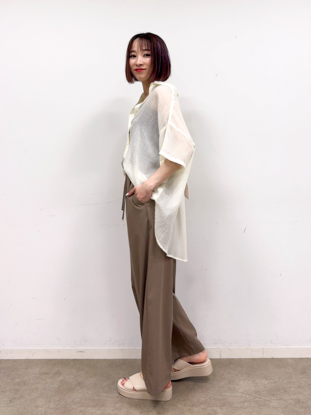 𝐜𝐡𝐢𝐤𝐚さんの「SHOO･LA･RUE｜ヒップがすっぽり隠れる やわらか5分袖シアーシャツ」を使ったコーディネート