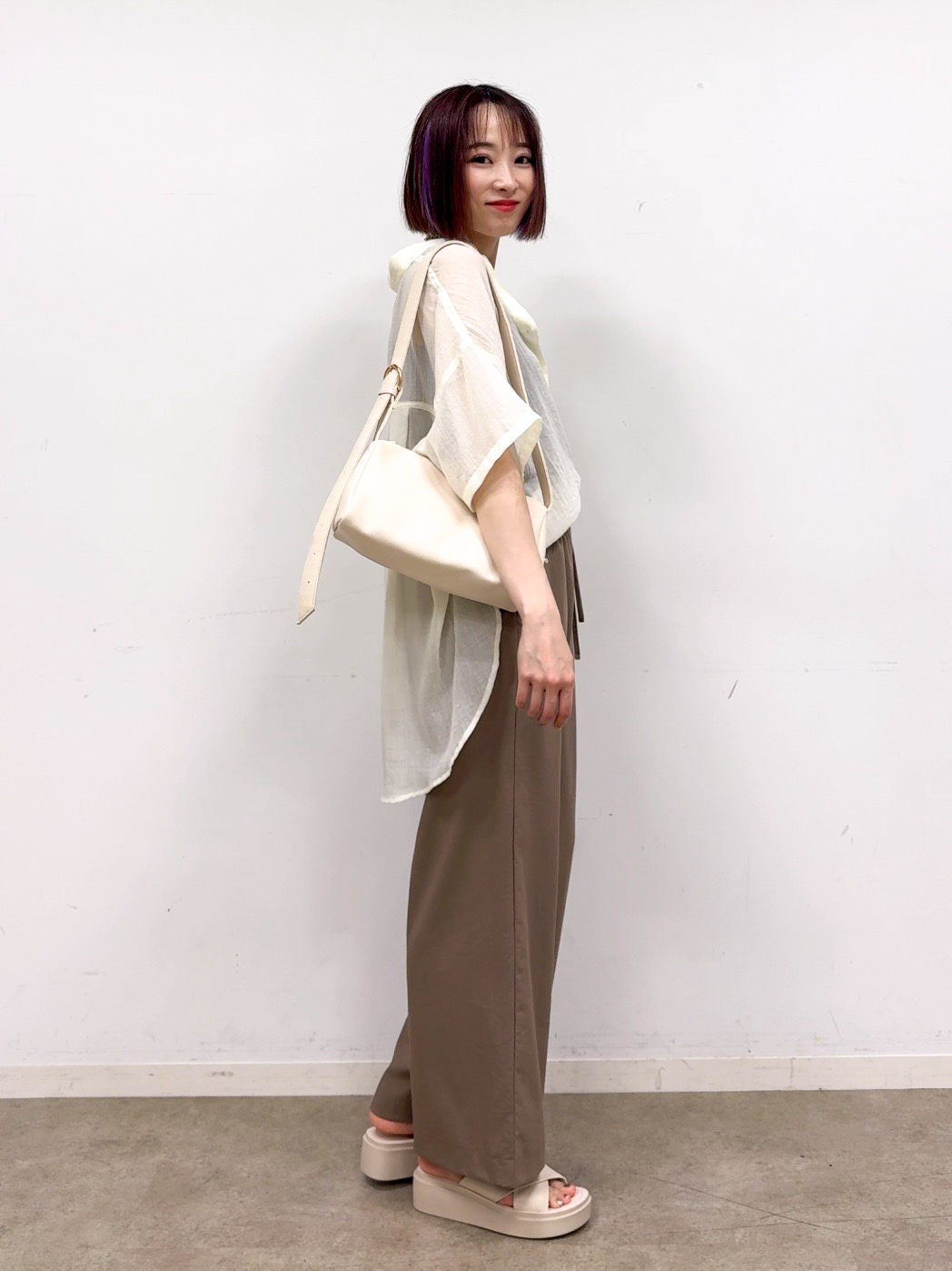𝐜𝐡𝐢𝐤𝐚さんの「SHOO･LA･RUE｜ヒップがすっぽり隠れる やわらか5分袖シアーシャツ」を使ったコーディネート