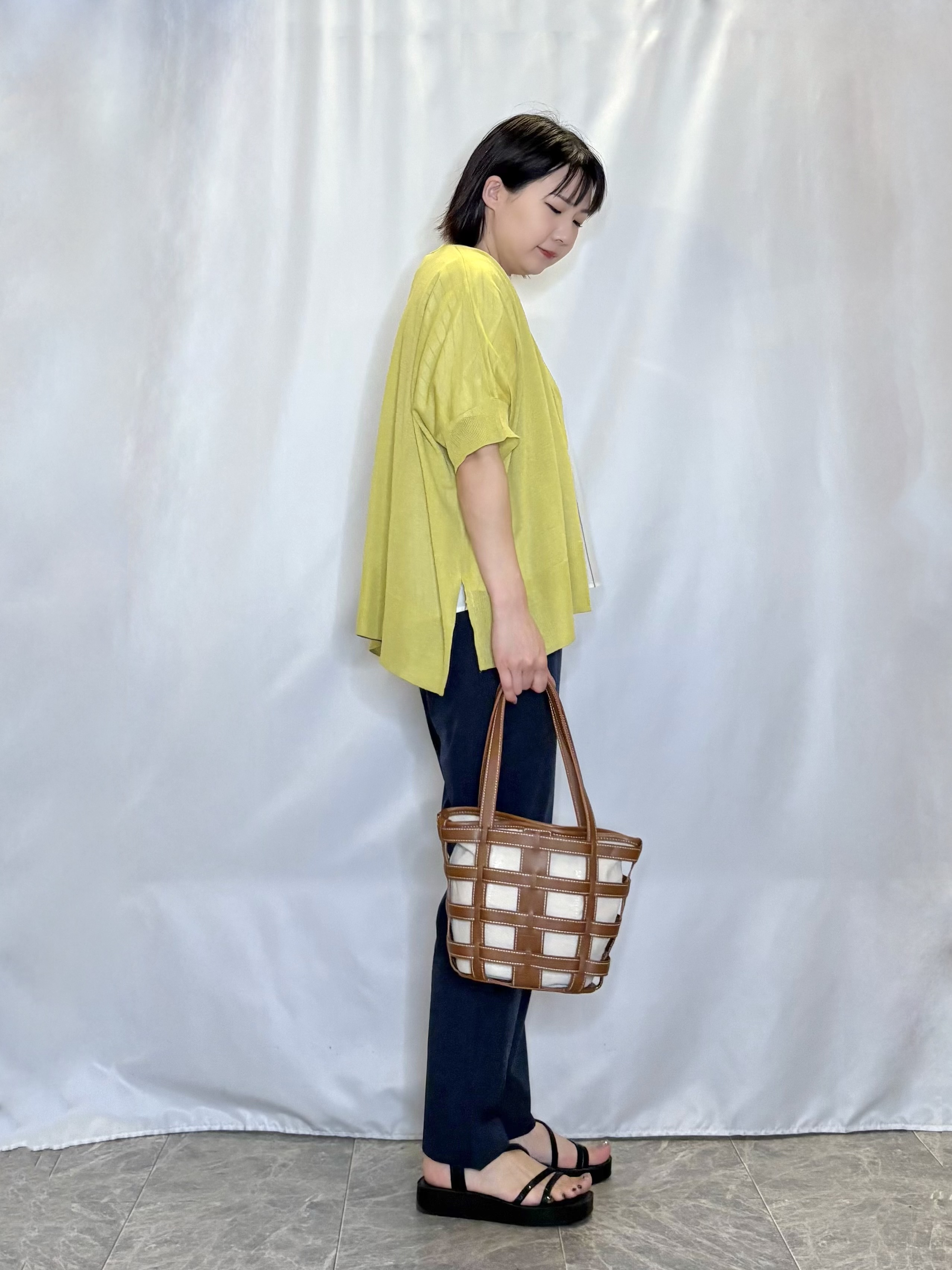 ネリさんの「SHOO･LA･RUE｜【洗濯機可/体型カバー】上品ラメがきらめく シアーポンチョ風カーディガン」を使ったコーディネート